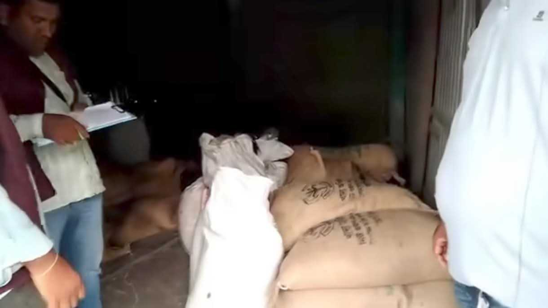 মাদারগঞ্জে ৪৬ বস্তা সরকারি চাল জব্দ, ব্যবসায়ী পলাতক