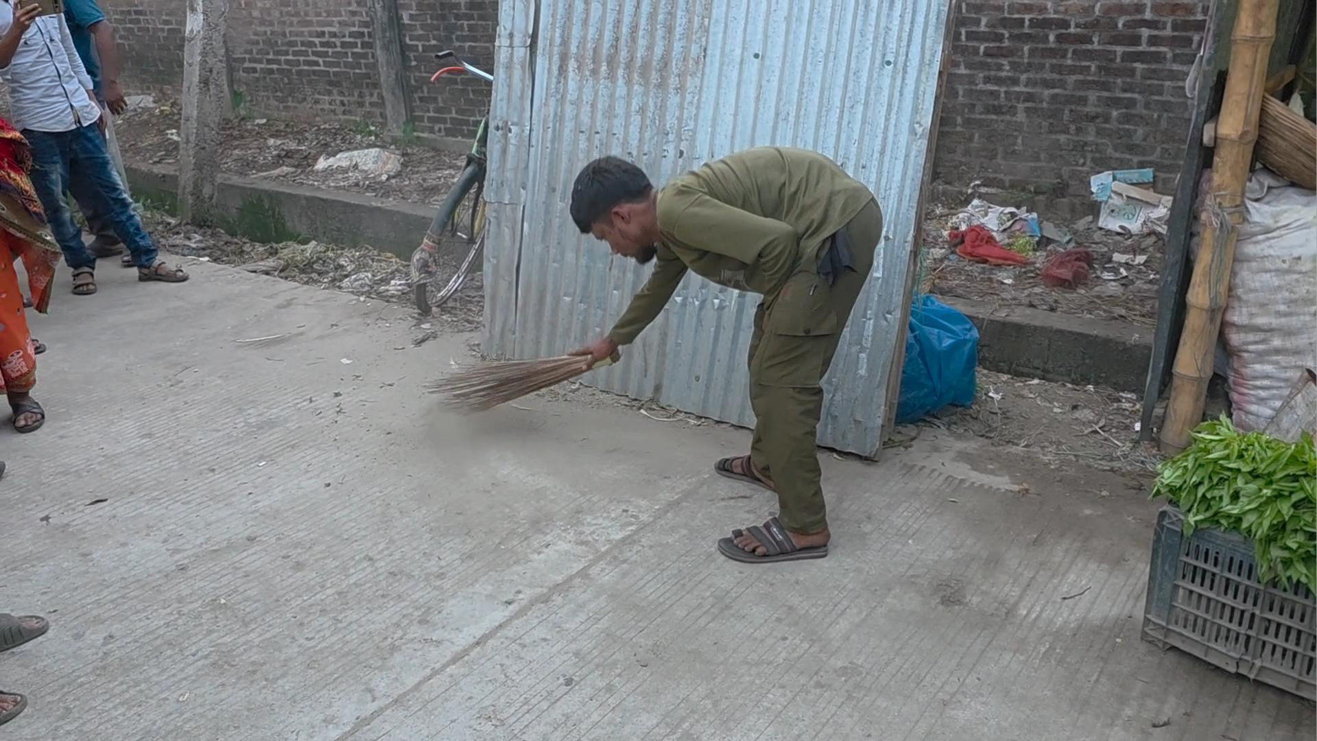 চোরকে দিয়ে ১ কিলোমিটার সড়ক ঝাড়ু দেয়ালেন এলাকাবাসী