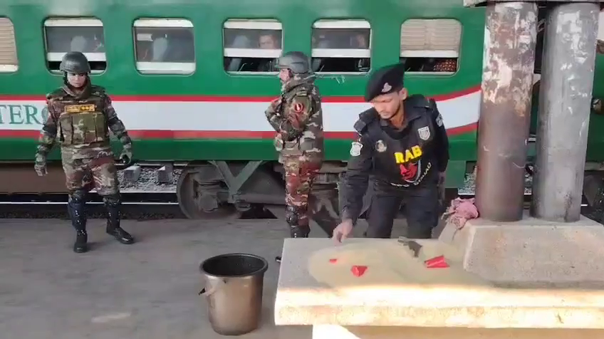 চালের বস্তায় লুকানো ছিল পিস্তল-ককটেল, দাঁড়িয়ে থাকা ট্রেন থেকে উদ্ধার