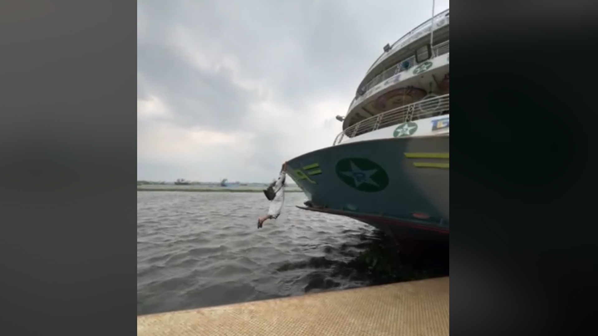 লঞ্চের অগ্রভাগ ধরে ঝুলছিলেন যাত্রী, প্রাণপণ চেষ্টায়ও হলো না শেষ রক্ষা