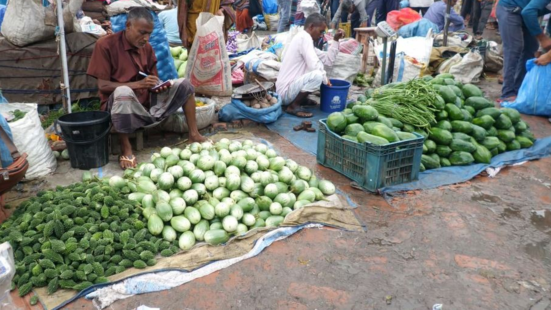 নওগাঁয় চড়া সবজির বাজার, পাইকারিতেই বাড়তি ১০ টাকা