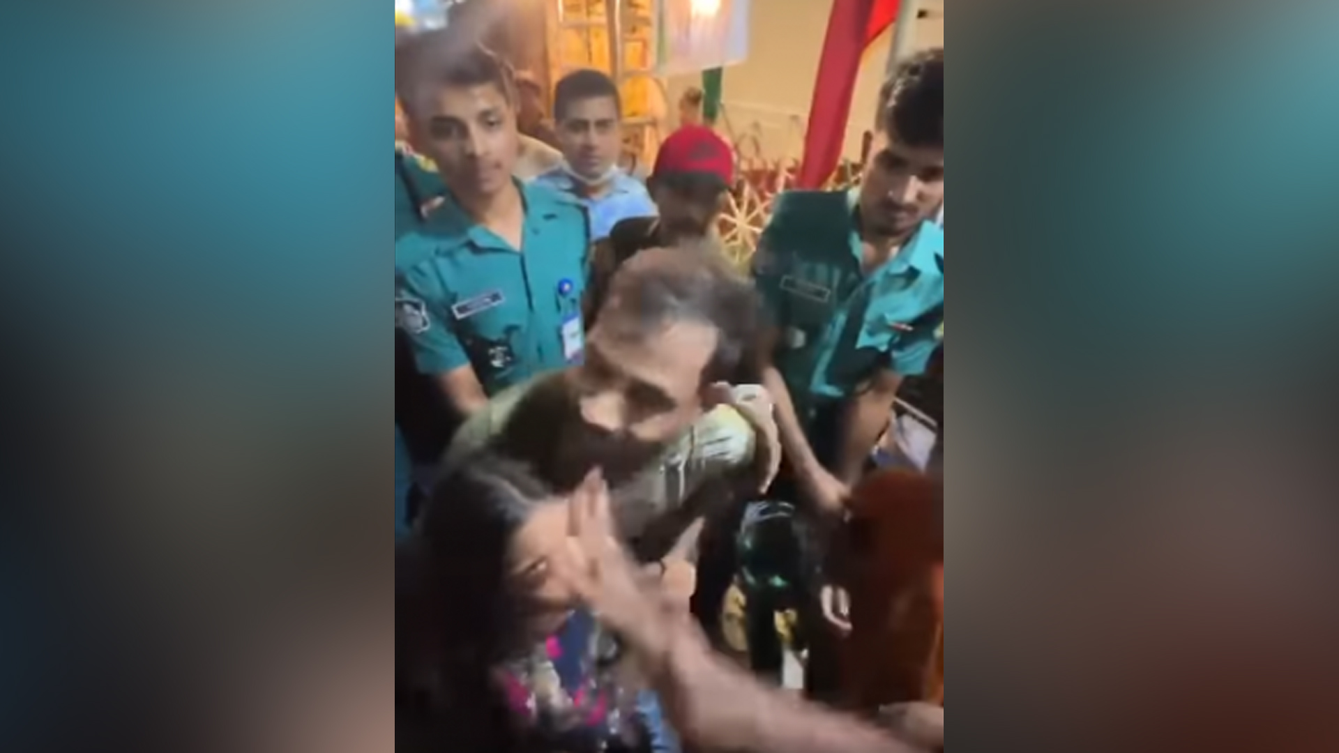 গ্রেফতার বাবাকে ধরে কাঁদতে থাকা শিশুকে চড়, কী বলছে পুলিশ