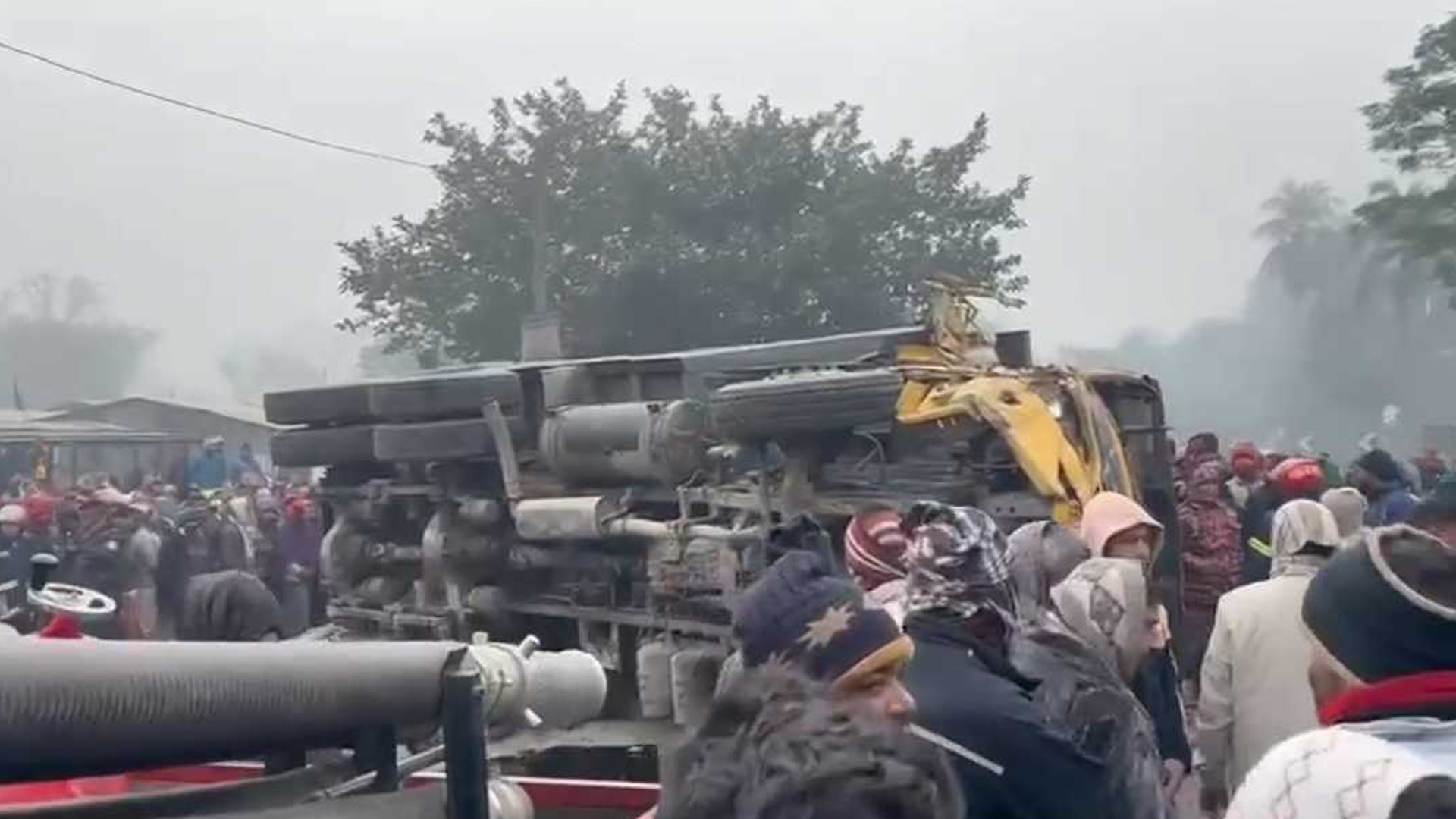 রাজশাহীতে নিয়ন্ত্রণ হারিয়ে বাজারে বালুর ট্রাক, নিহত ৪