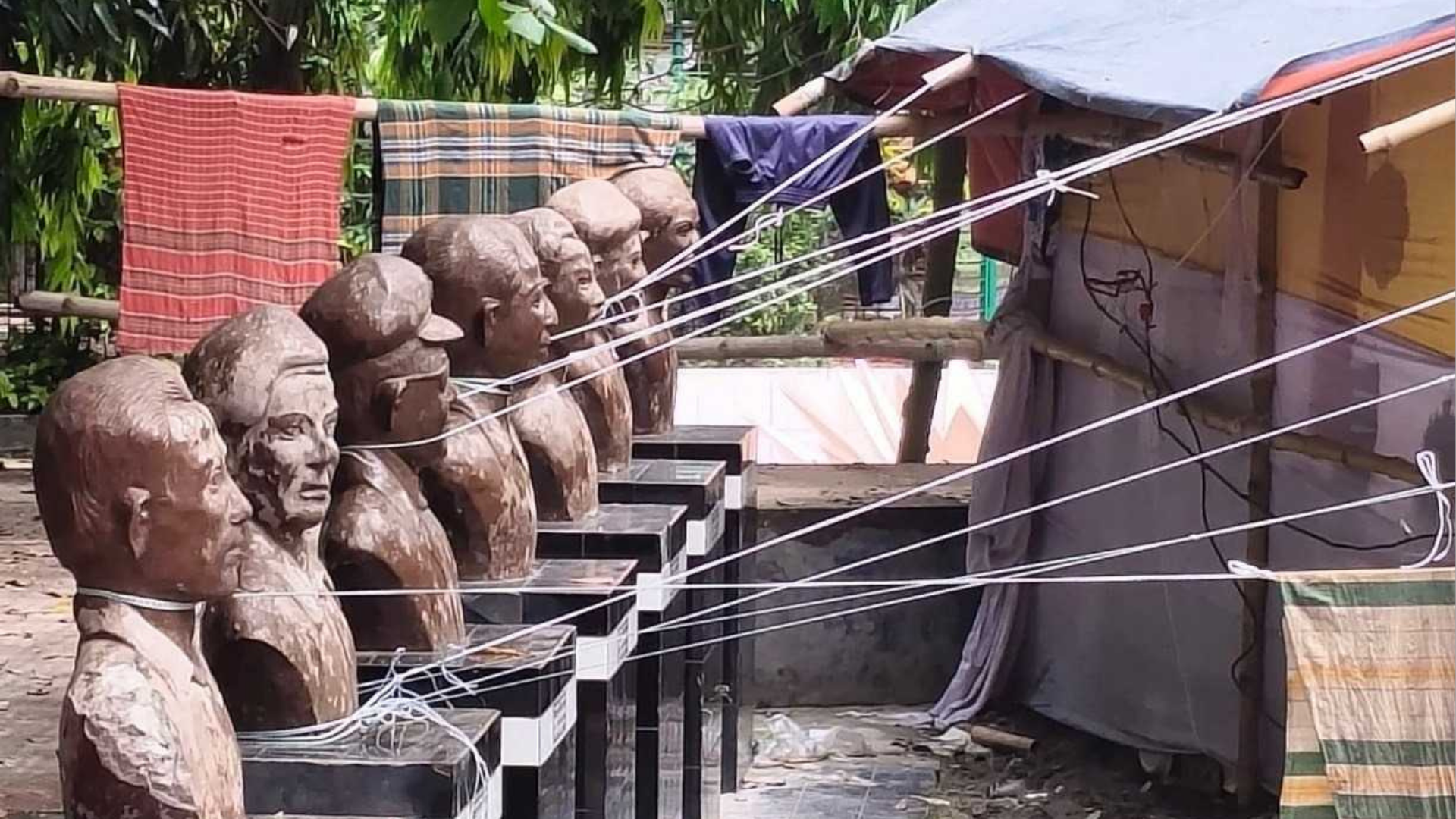 মেলার প্যান্ডেলের দড়ি বাঁধা হলো বীরশ্রেষ্ঠদের গলায়!
