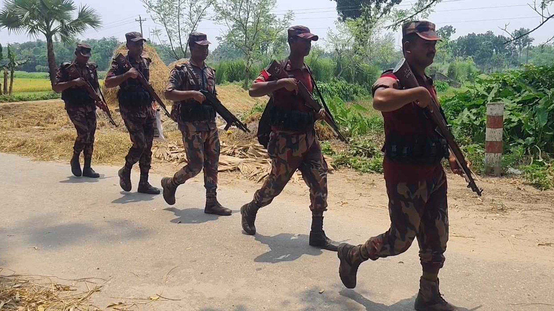 সীমান্তে বিএসএফের কাঁটাতার বেড়া, সতর্ক অবস্থায় বিজিবি