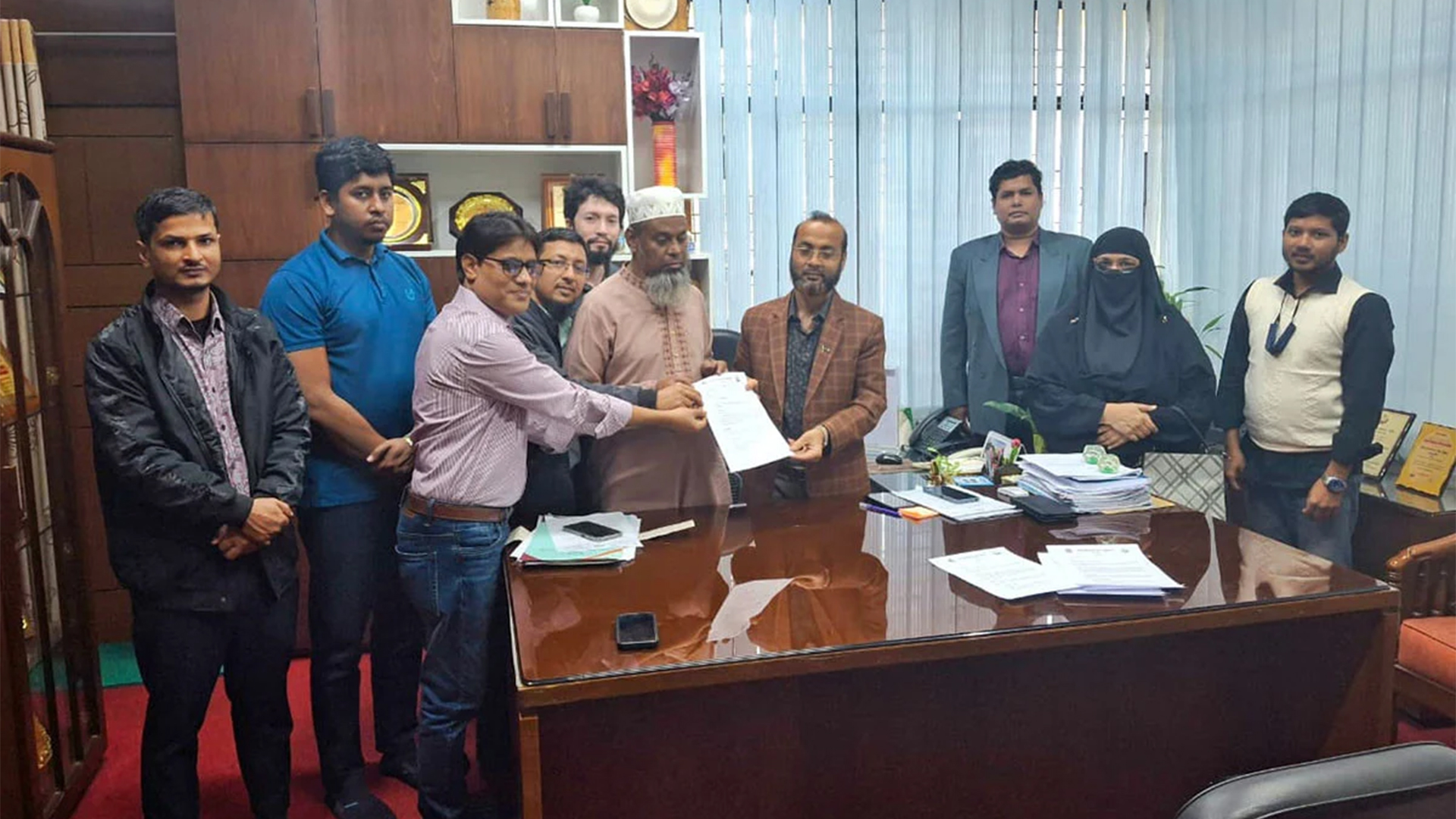 শাবিপ্রবি শিক্ষকদের ১২ দফা দাবি নিয়ে উপাচার্যকে স্মারকলিপি