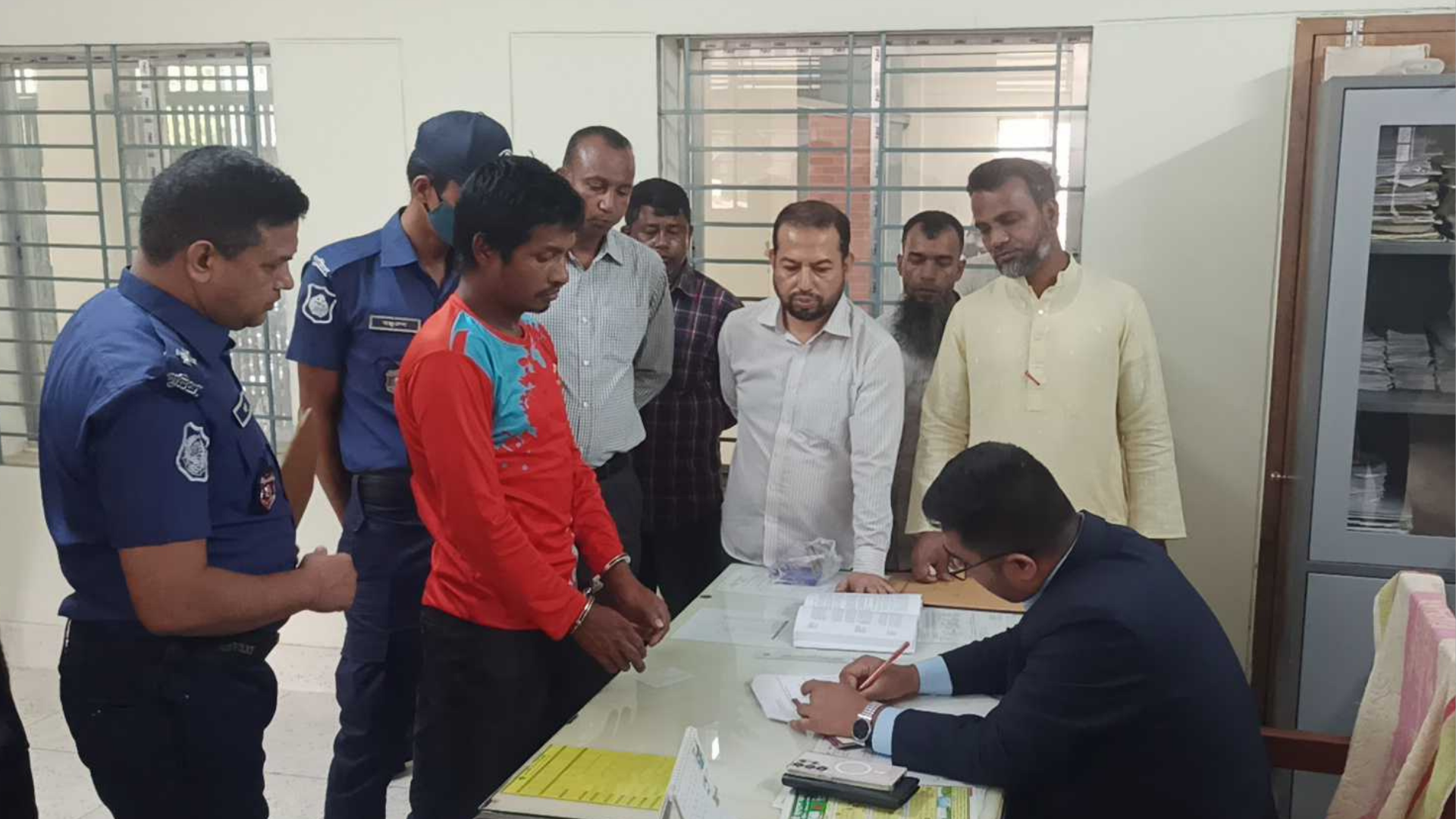 কলেজছাত্রীর সামনে আপত্তিকর অঙ্গভঙ্গি, যুবকের কারাদণ্ড