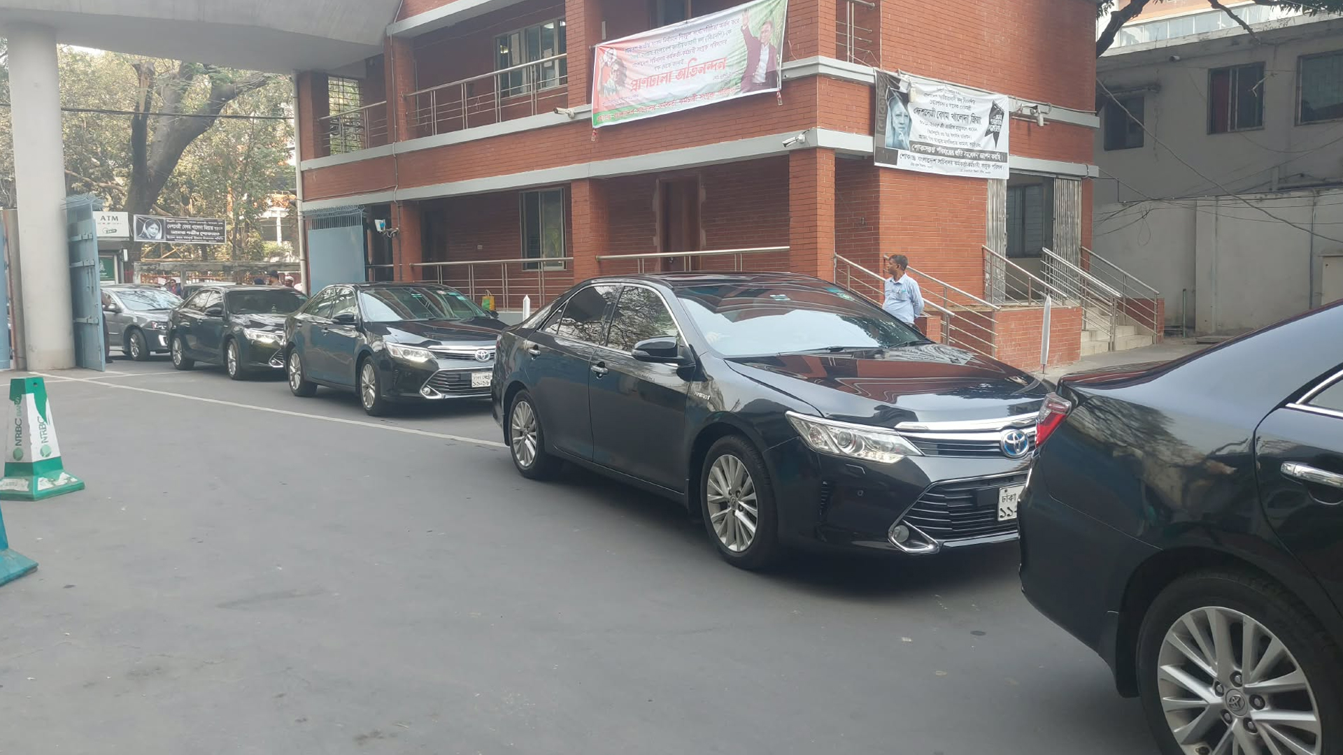 সচিবালয়ে প্রবেশ করেছে নতুন মন্ত্রিসভার সদস্যদের জন্য প্রস্তুত ৪৫ গাড়ি