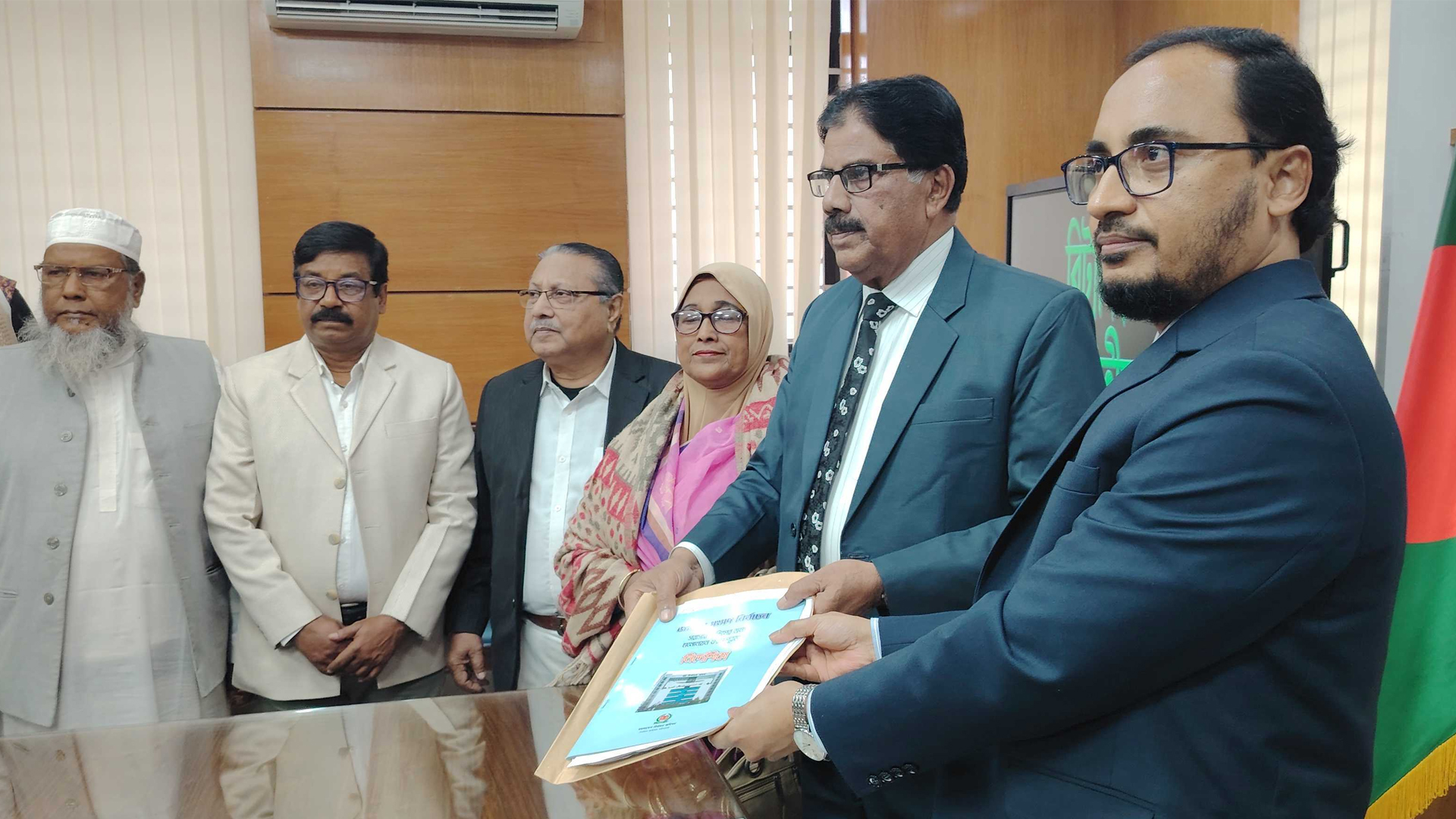 যশোর-৩ আসনে বিএনপির অনিন্দ্য ইসলাম অমিতের মনোনয়নপত্র সংগ্রহ