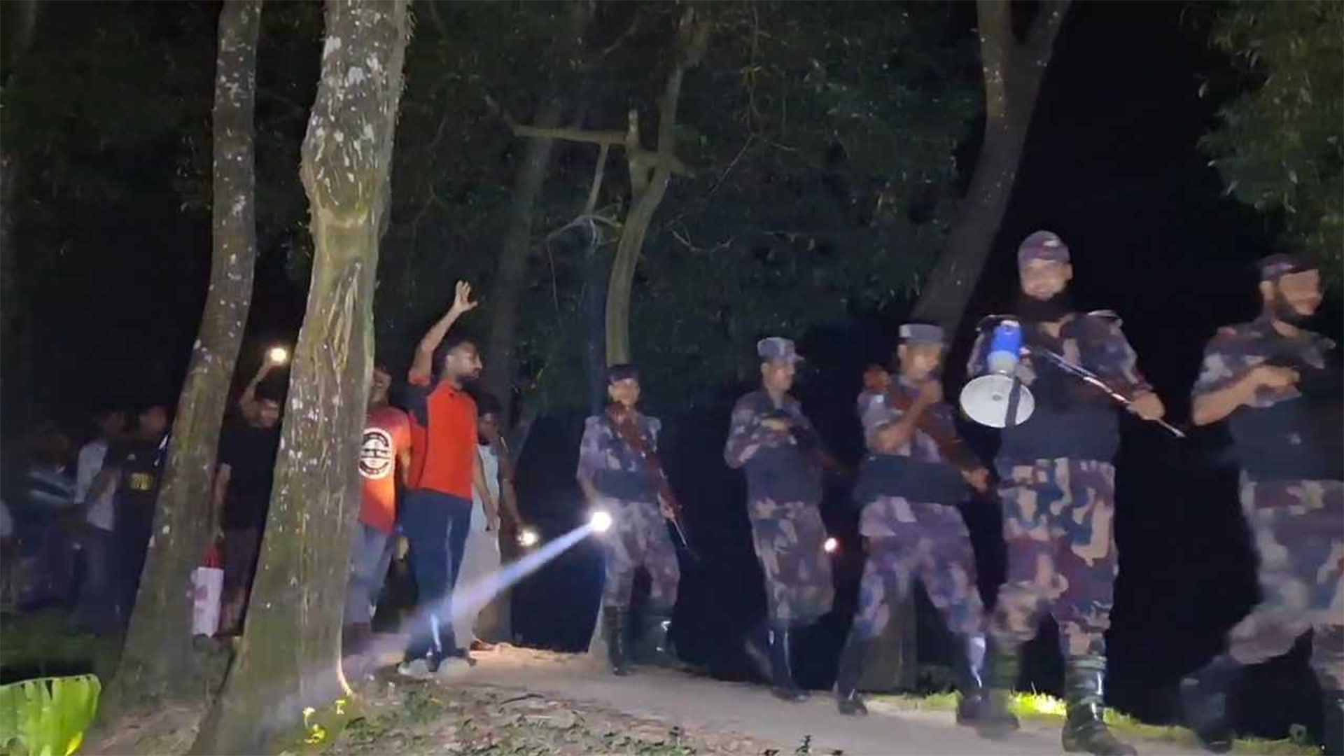 পুশইন ঠেকাতে নেত্রকোনা সীমান্তে বিজিবি ও গ্রামবাসীর যৌথ পাহা
