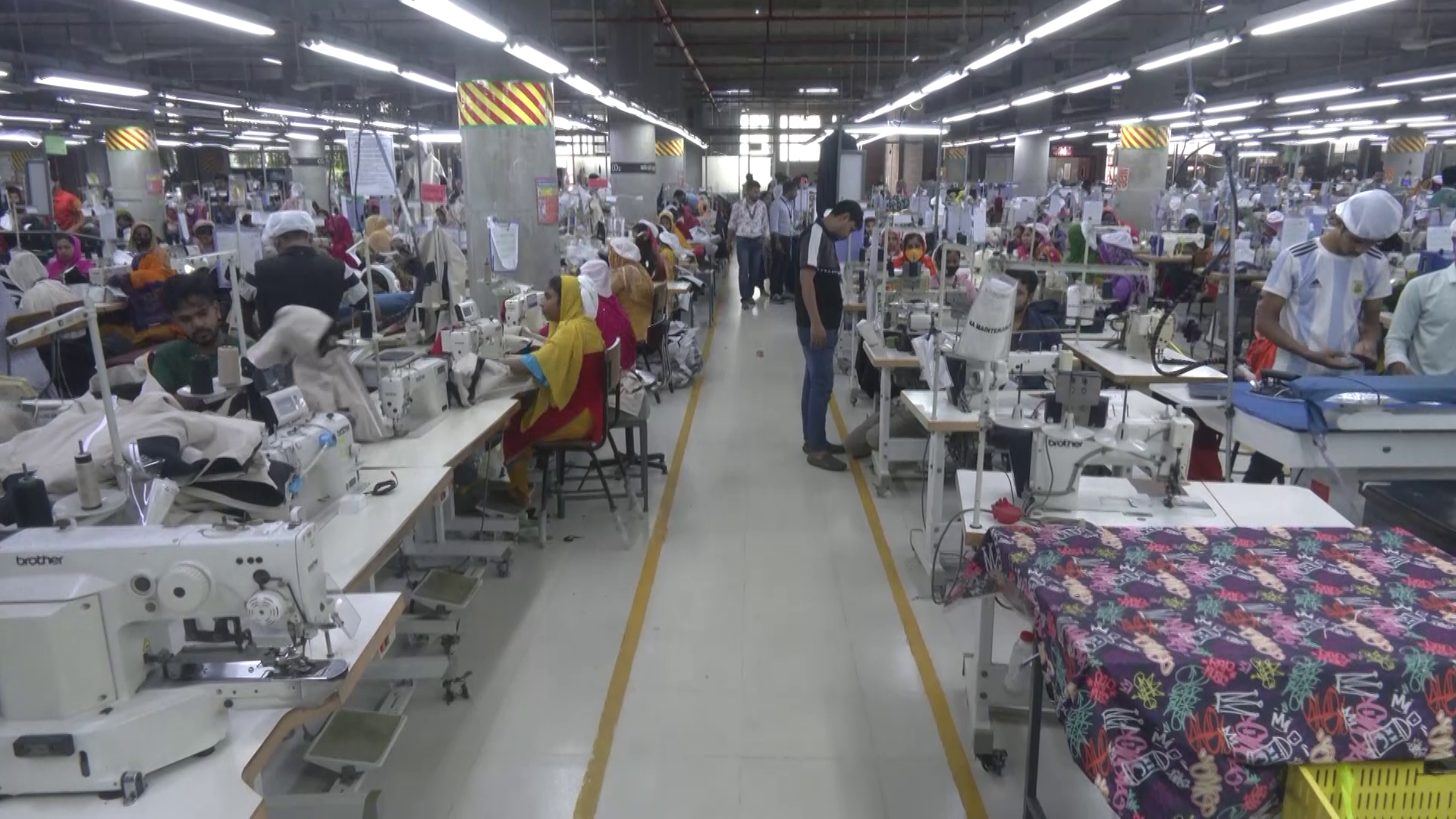 জ্বালানি সংকটে তৈরি পোশাক উৎপাদন কমেছে ৩০ শতাংশ!