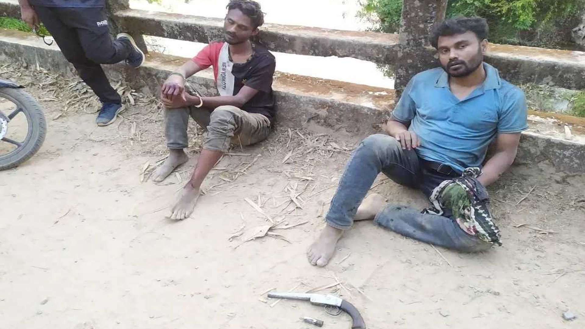 নাইক্ষ্যংছড়িতে দুই সন্ত্রাসীকে ধরে পুলিশে দিল জনতা