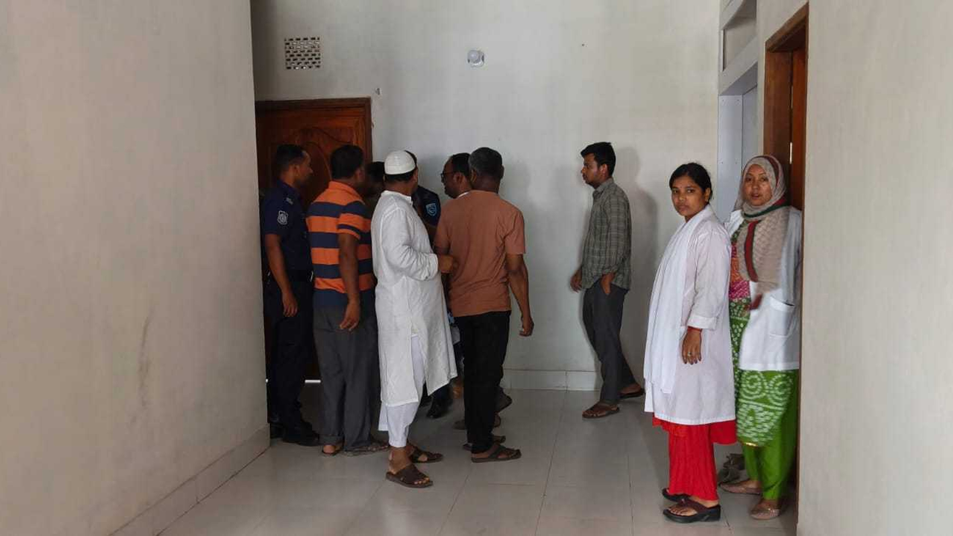 হাসপাতালের কক্ষে পাওয়া গেল গৃহবধূর ঝুলন্ত মরদেহ, লাপাত্তা পরিবার