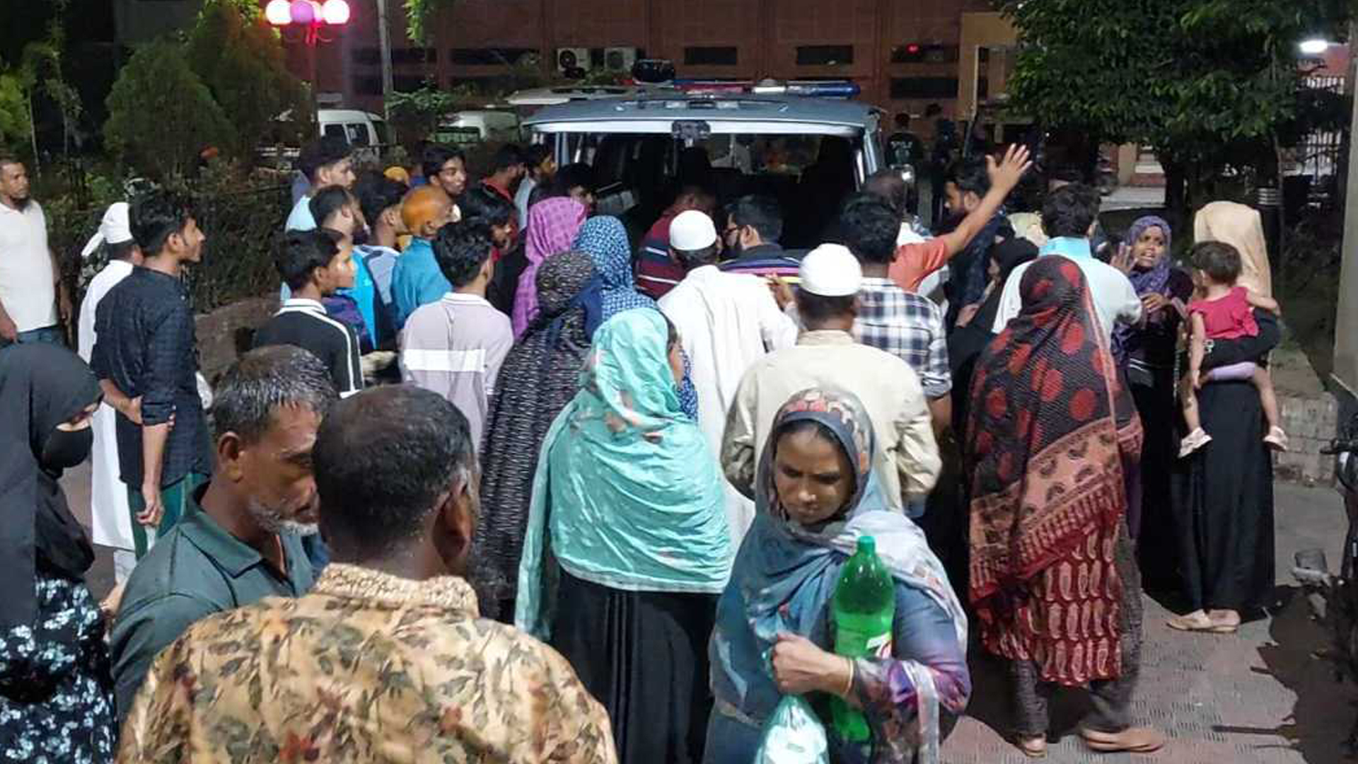 মাদারীপুরে জমি নিয়ে বিরোধের জেরে তিনভাইকে কুপিয়ে জখম