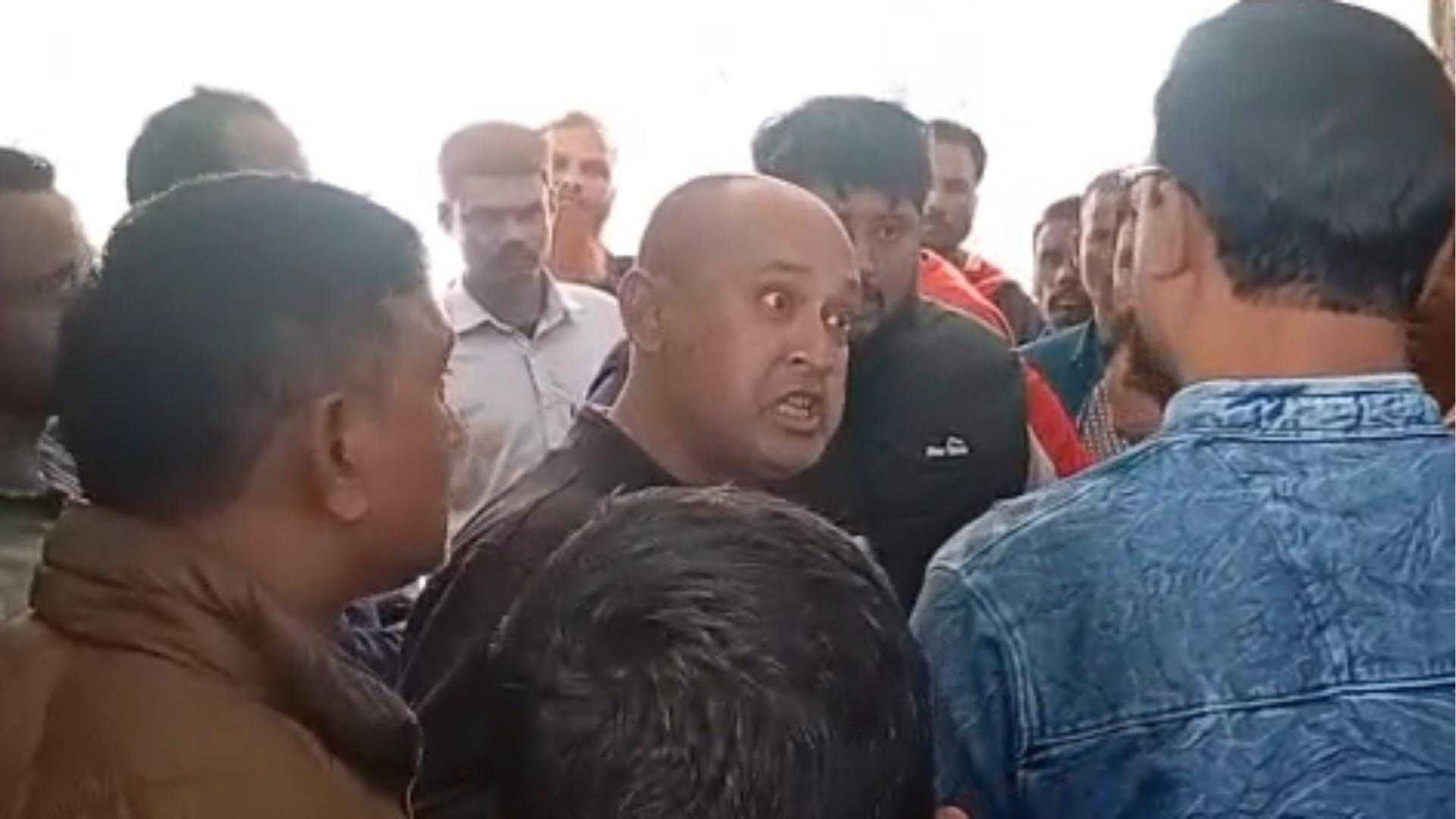 আসামি ছাড়াতে থানায় যুবদল নেতা, ওসিকে দেখে নেয়ার হুমকি!