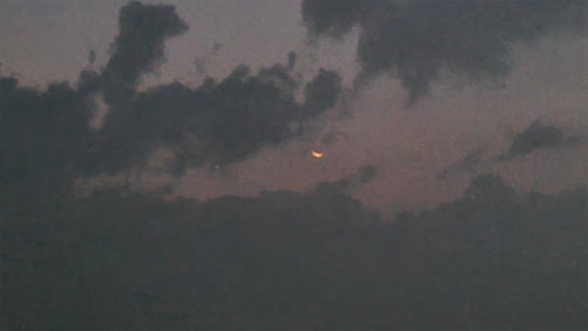 সৈকতের আকাশে দেখা গেল ঈদের চাঁদ