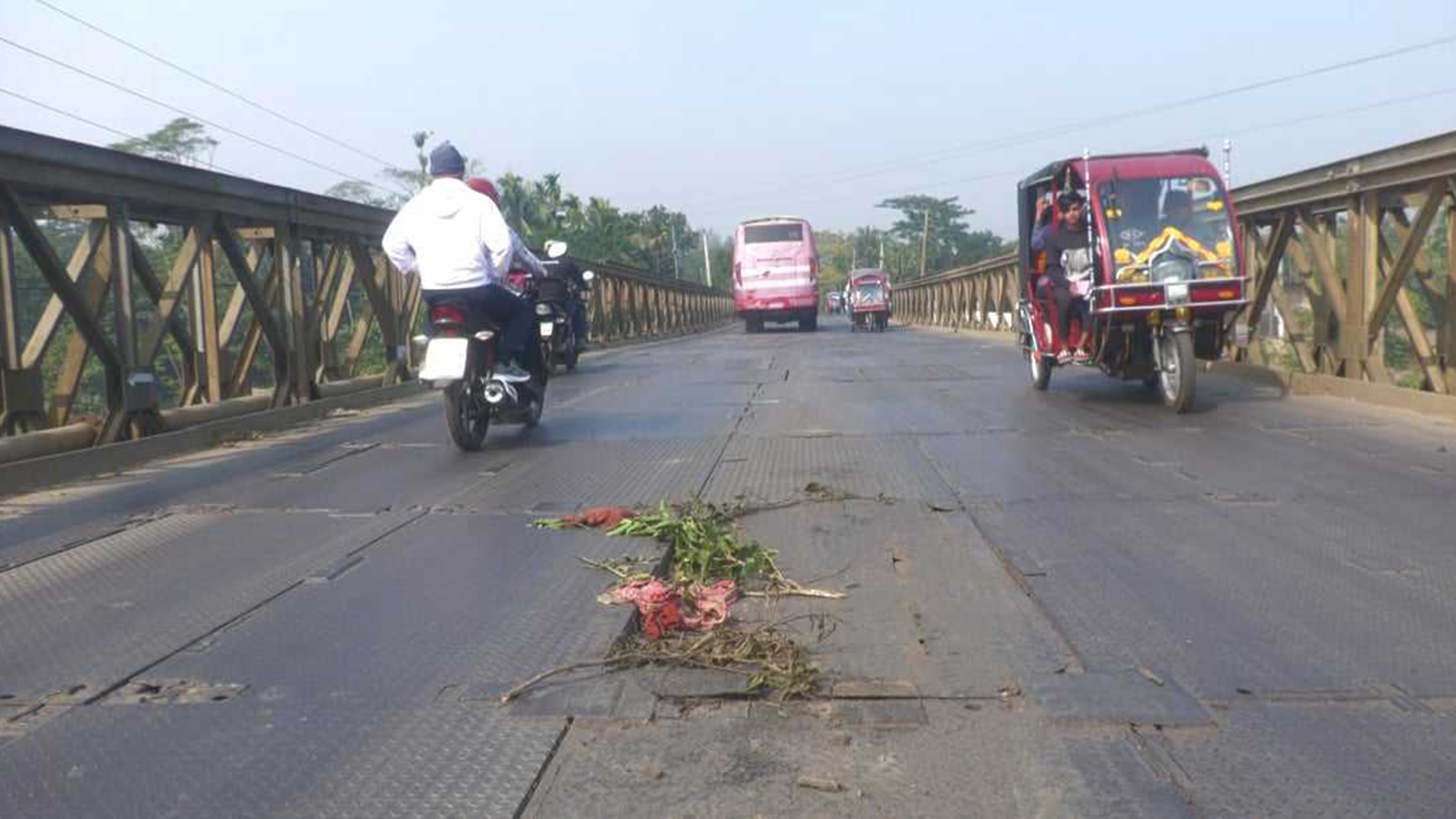 এক সেতুতে ৬ শতাধিক জোড়াতালি, দুর্ঘটনার দায় নেবে কে?
