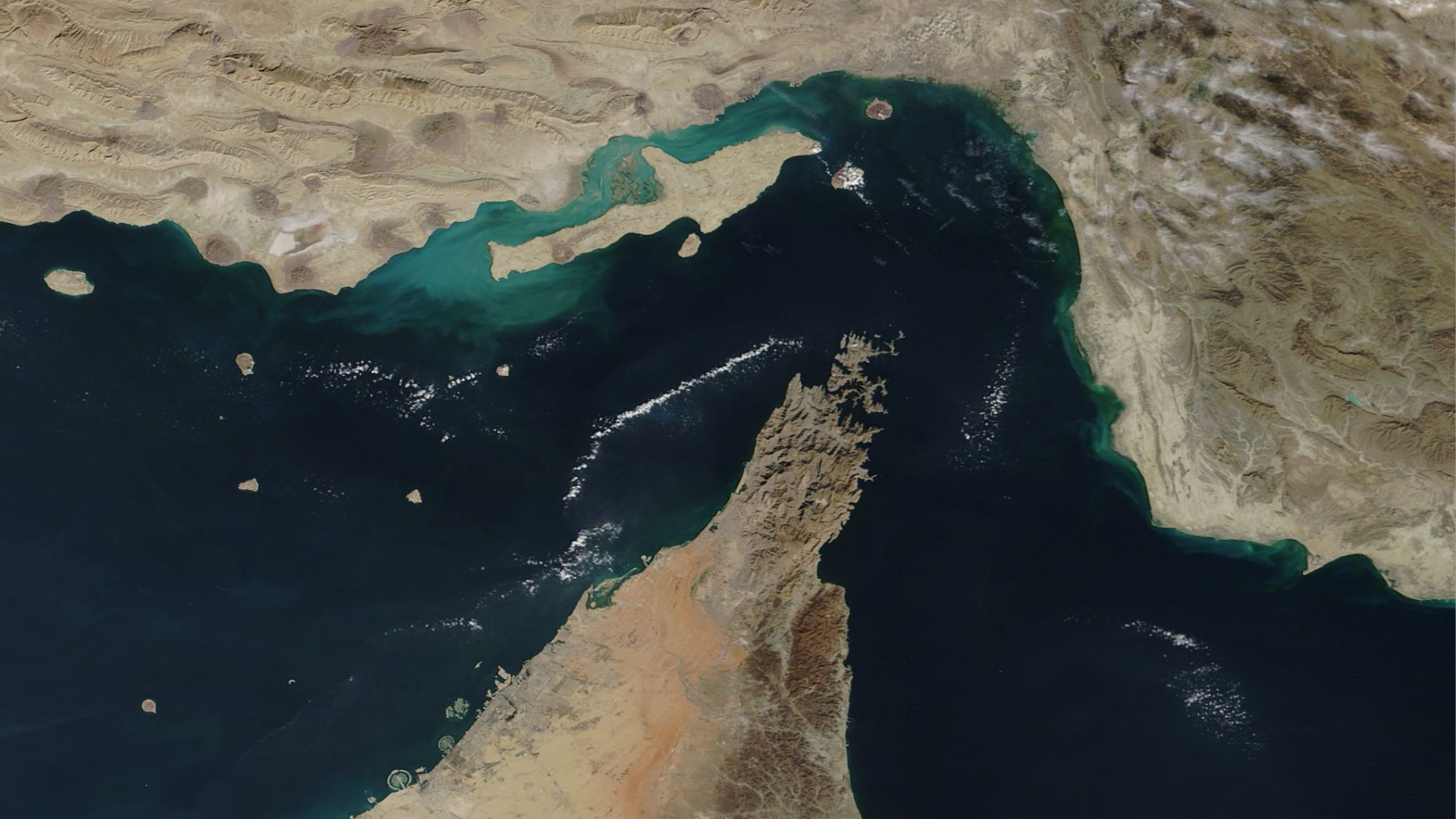 মার্কিন অবরোধ সত্ত্বেও হরমুজ প্রণালী পাড়ি দিচ্ছে ইরানি জাহাজ