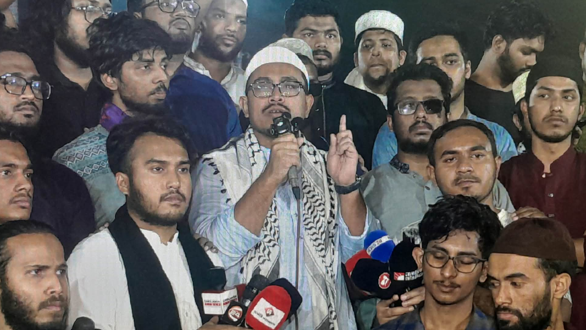 মার্কিন-ইসরাইলি আগ্রাসনের বিরুদ্ধে মুসলিম বিশ্বকে এক হওয়ার আহ্বান ডাকসু নেতাদের