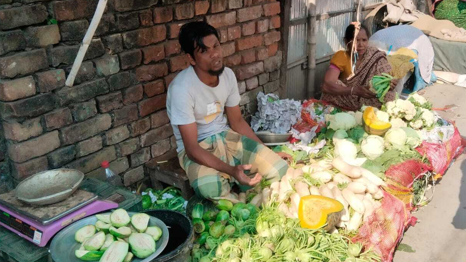 খুলনায় বাড়তি সবজির বাজার, কমেনি পেঁয়াজের ঝাঁজও