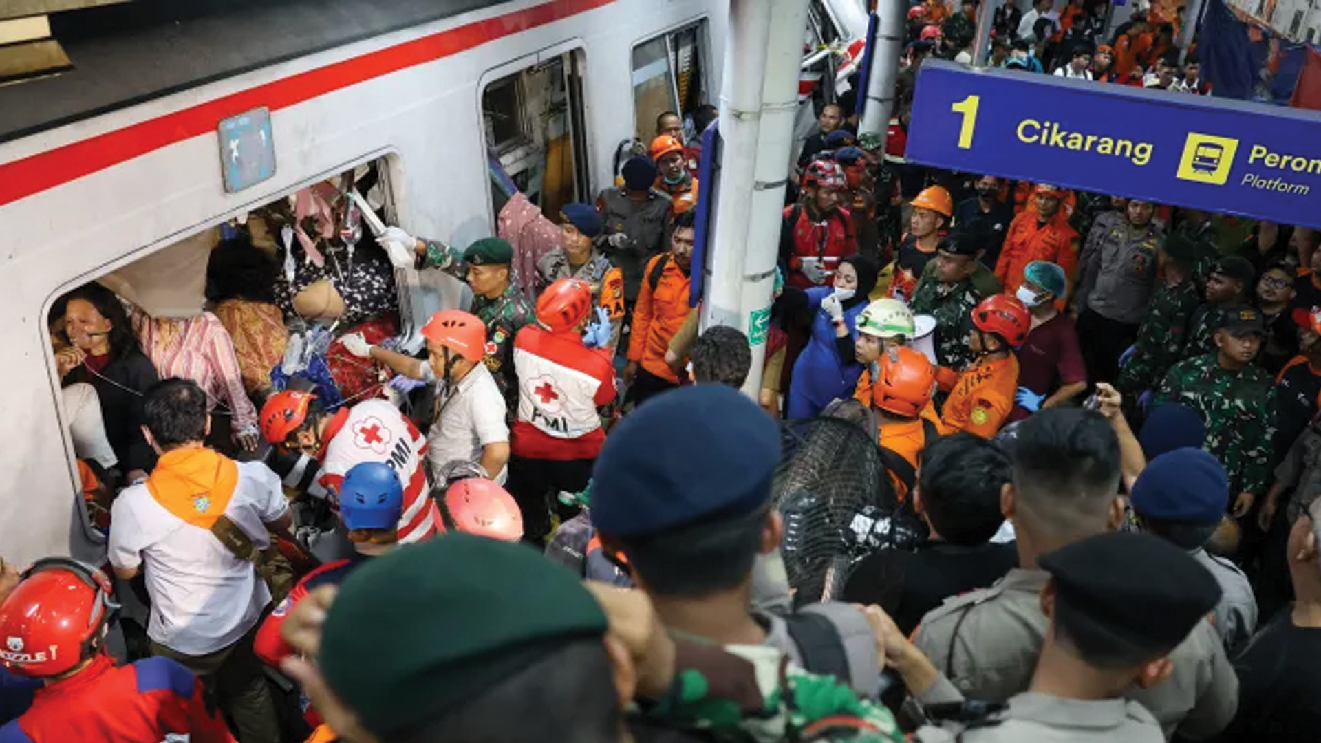 ইন্দোনেশিয়ায় দুই ট্রেনের সংঘর্ষে নিহত ৫, ধ্বংসাবশেষে চাপা পড়েছেন অনেকে