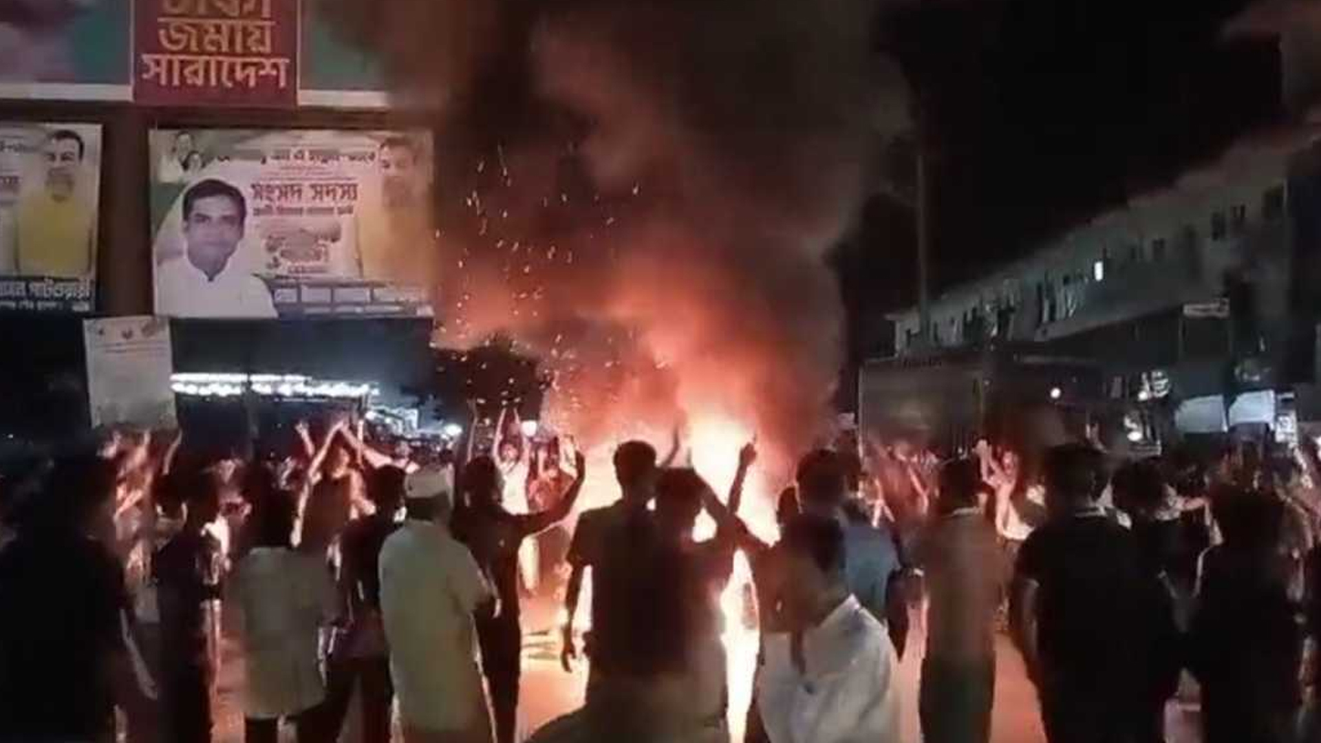 ফরিদগঞ্জে মনোনয়ন বঞ্চিত এমএ হান্নানের সমর্থকদের বিক্ষোভ, সড়কে আগুন