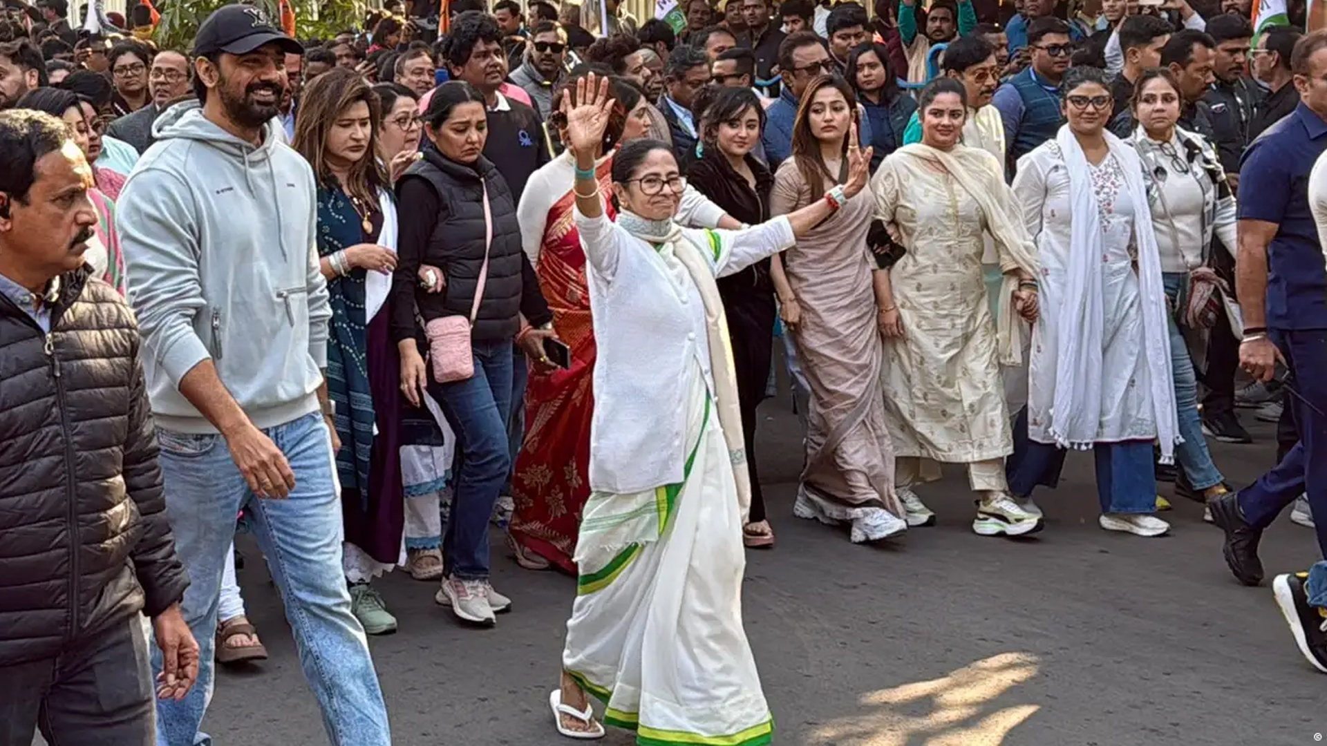 তৃণমূলের দফতরে ইডির অভিযানের প্রতিবাদে নেতাকর্মীদের নিয়ে ৮ কিলোমিটার পথ হাঁটলেন মমতা