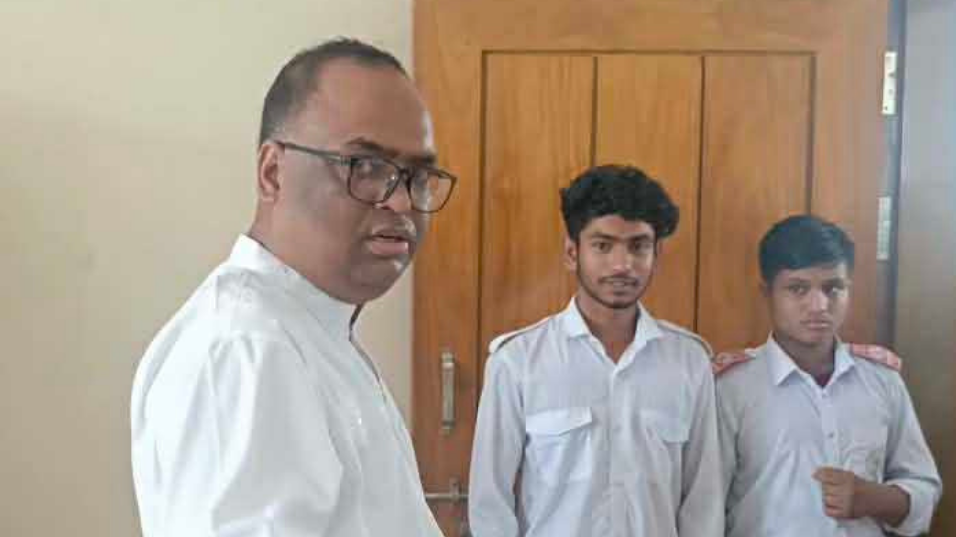 ২০ মাস পর কলেজে গিয়ে শিক্ষার্থীদের তোপের মুখে অধ্যক্ষ