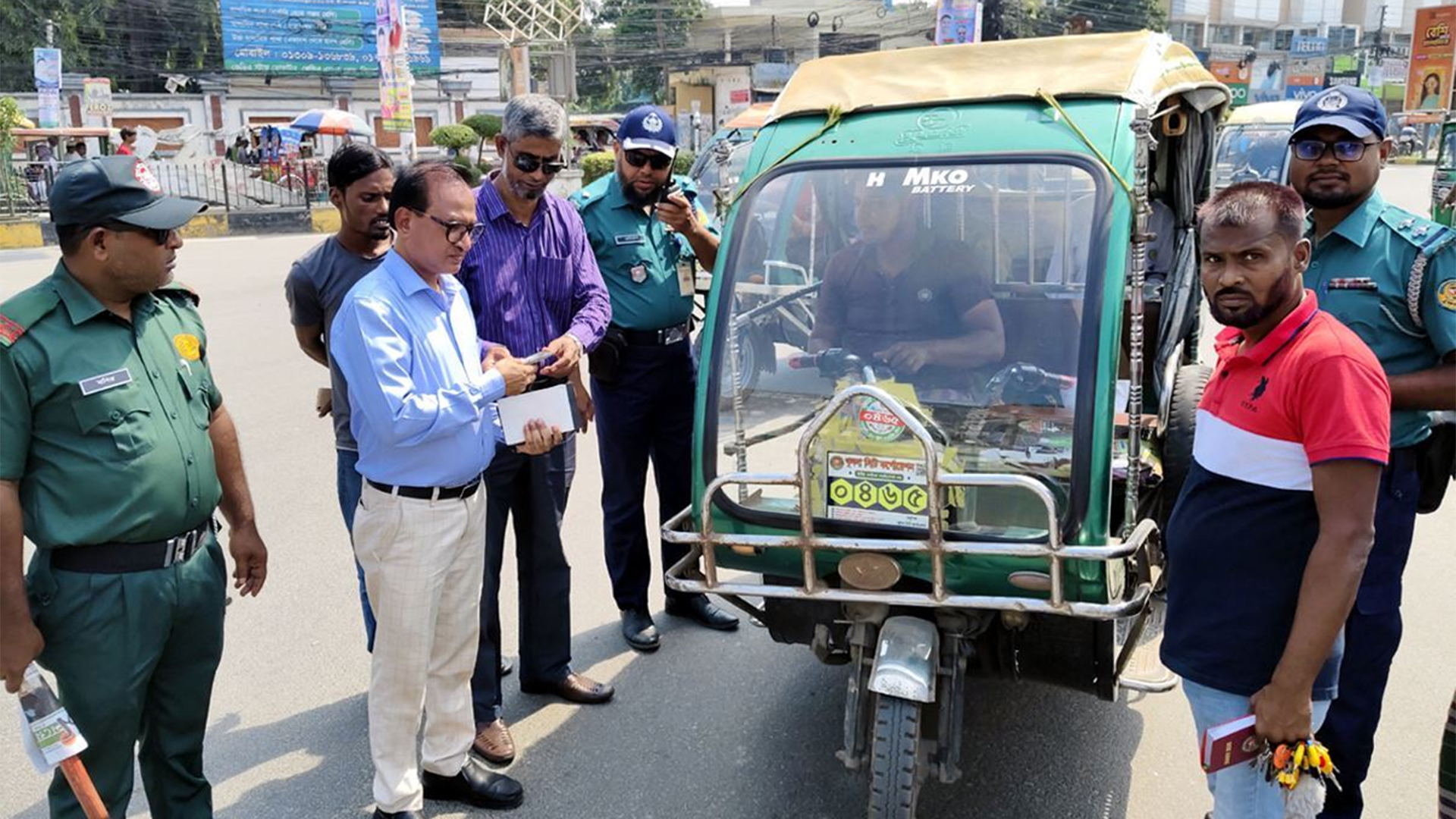 খুলনায় যানজট নিরসনে কেসিসি-কেএমপির যৌথ অভিযান, আটক ৩২ ইজিবাইক