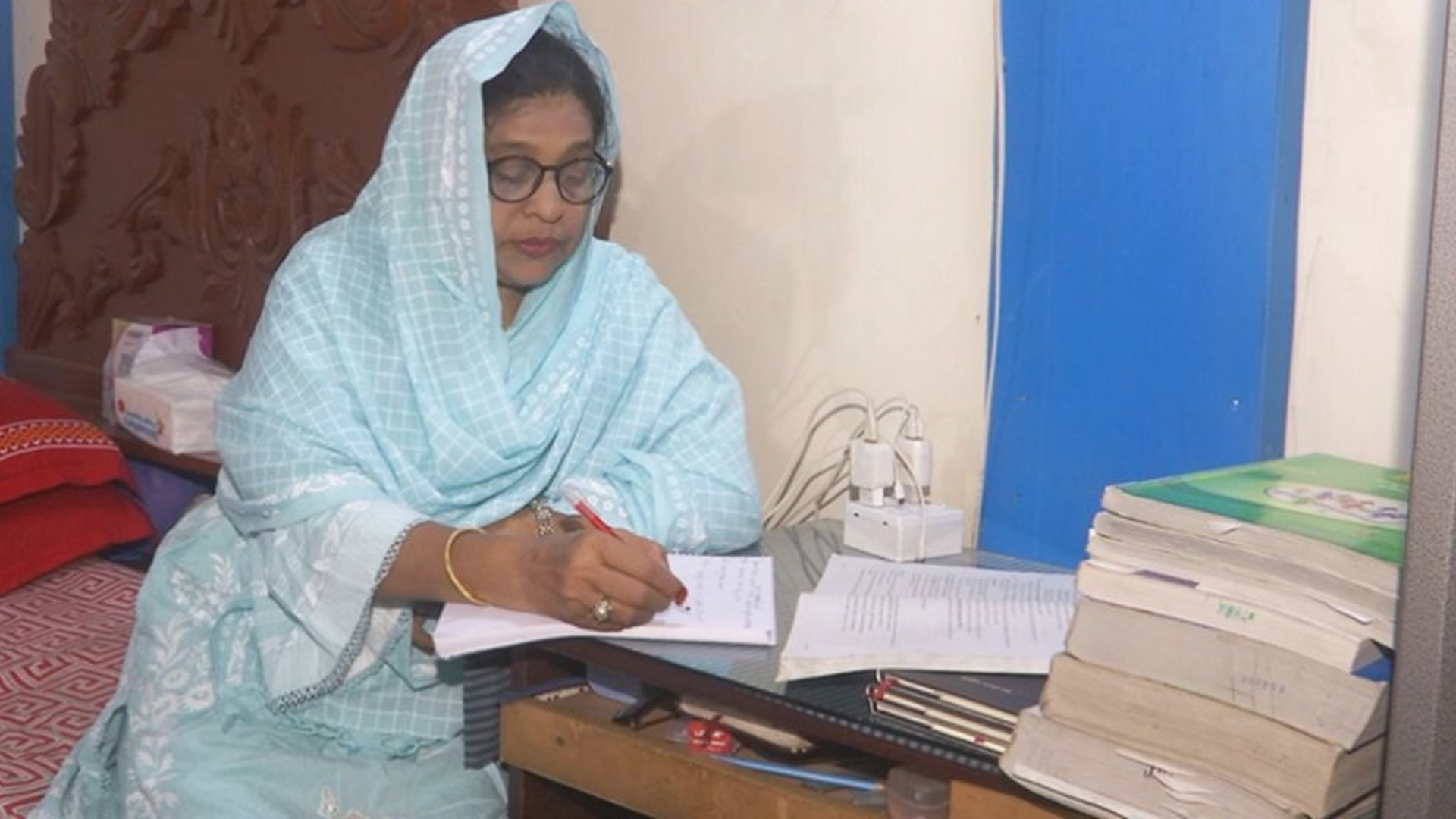 সংসার সামলে ৫৬ বছর বয়সে পড়ার টেবিলে শাম্মী, করলেন এইচএসসি পাস