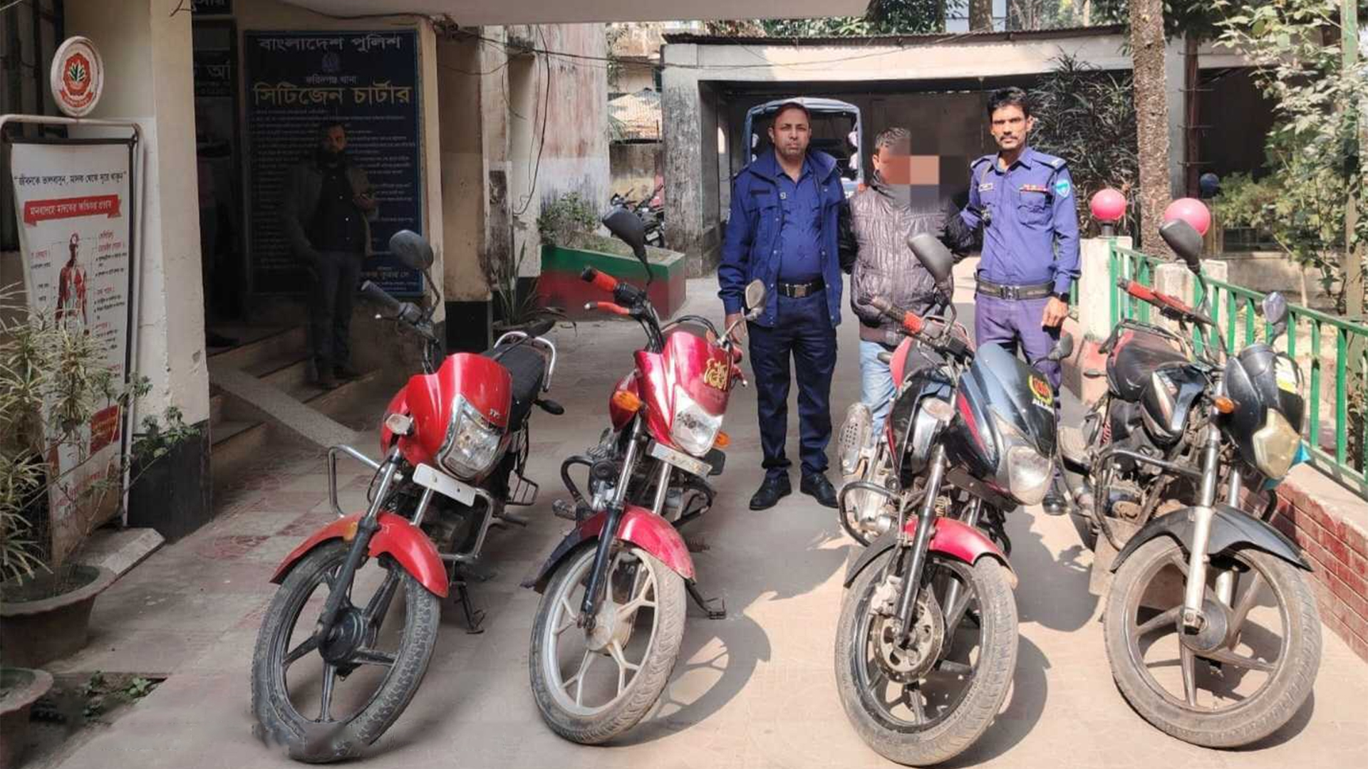 চুরি হওয়া একটি মোটরসাইকেল খুঁজতে গিয়ে উদ্ধার আরও ৩টি