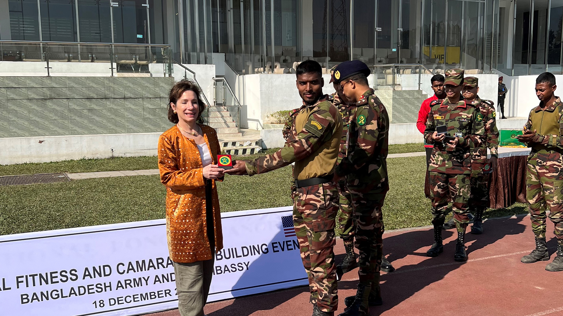 যুক্তরাষ্ট্রের মেরিন ও বাংলাদেশ সেনাবাহিনীর যৌথ ফিটনেস আয়োজনে পারস্পারিক সহযোগিতা জোরদার - Bangla24.Top