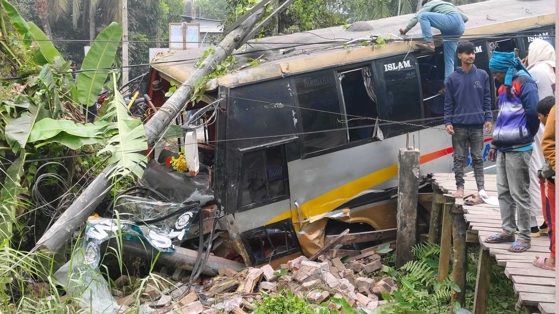 বৈদ্যুতিক খুঁটিতে ধাক্কা খেয়ে বাস পড়ল খাদে, আহত ৪