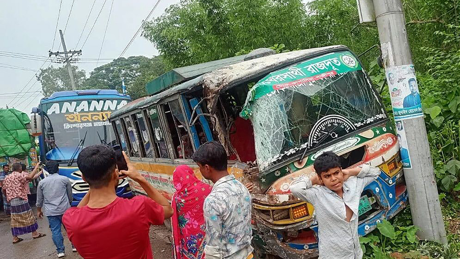গাজীপুরে সড়কে প্রাণ গেল সবজি ব্যবসায়ীর, আহত ৫