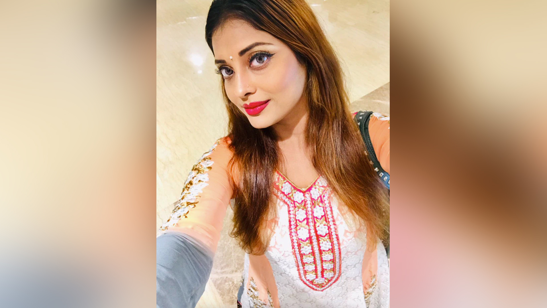 স্বর্ণের গয়না চুরির অভিযোগে গ্রেফতার অভিনেত্রী