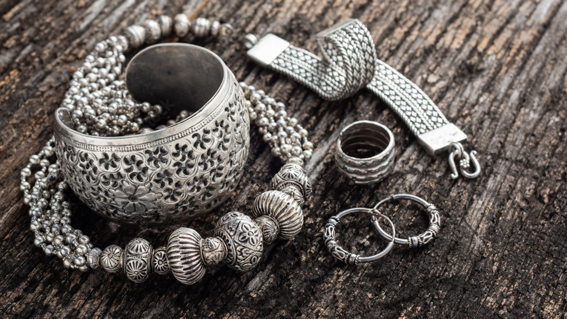 রুপার দামেও পতন, জেনে নিন নতুন বাজারদর