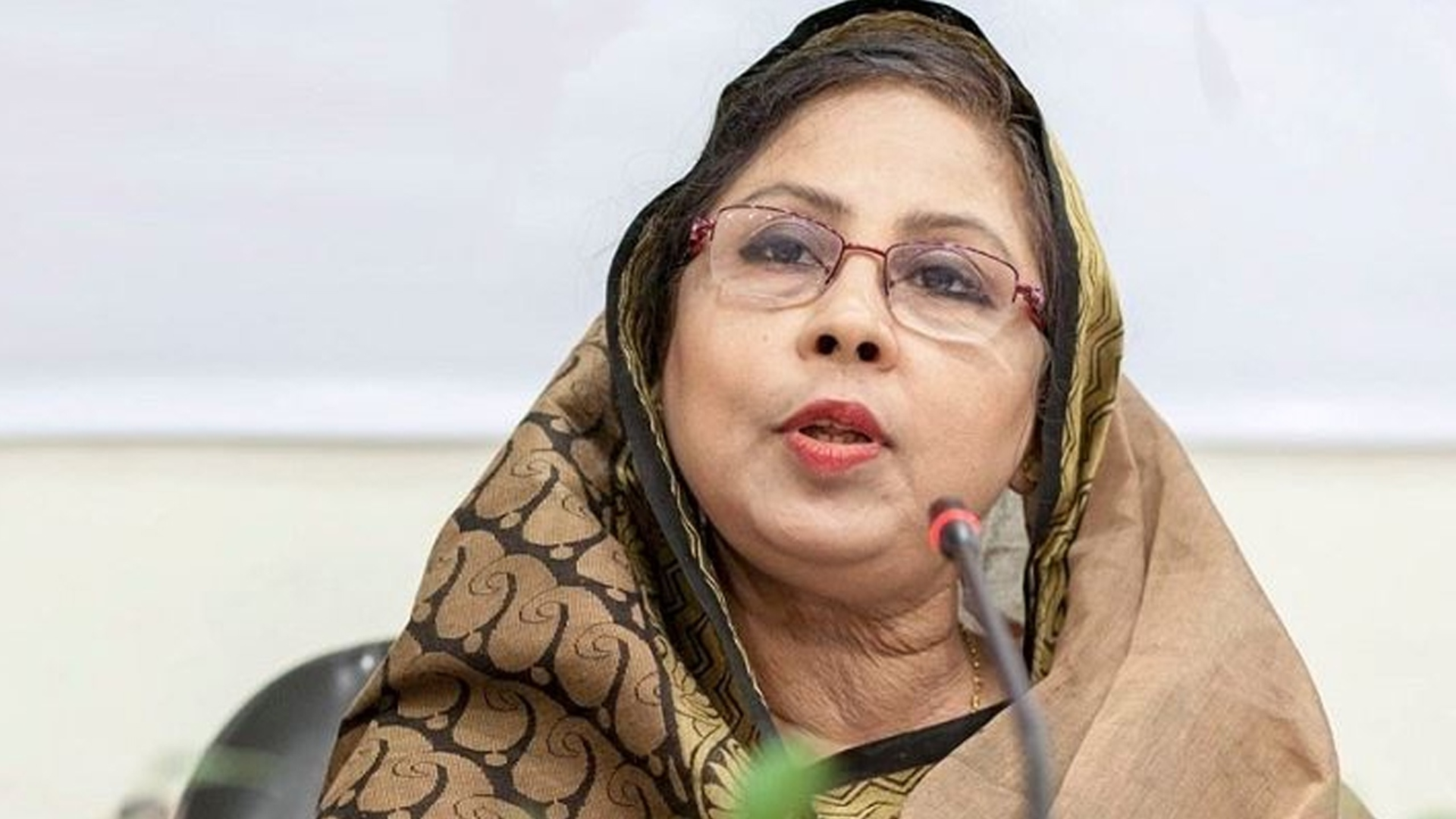 Jinsiy jingalak kiygan etuk onalarni tomosha qiling