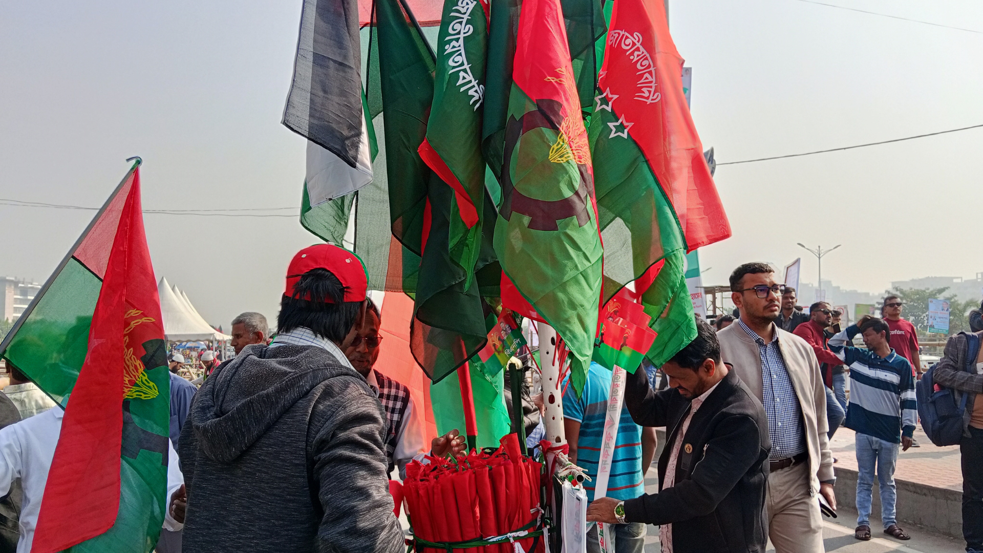 তারেক রহমানের সংবর্ধনা ঘিরে পতাকা বিক্রির ধুম