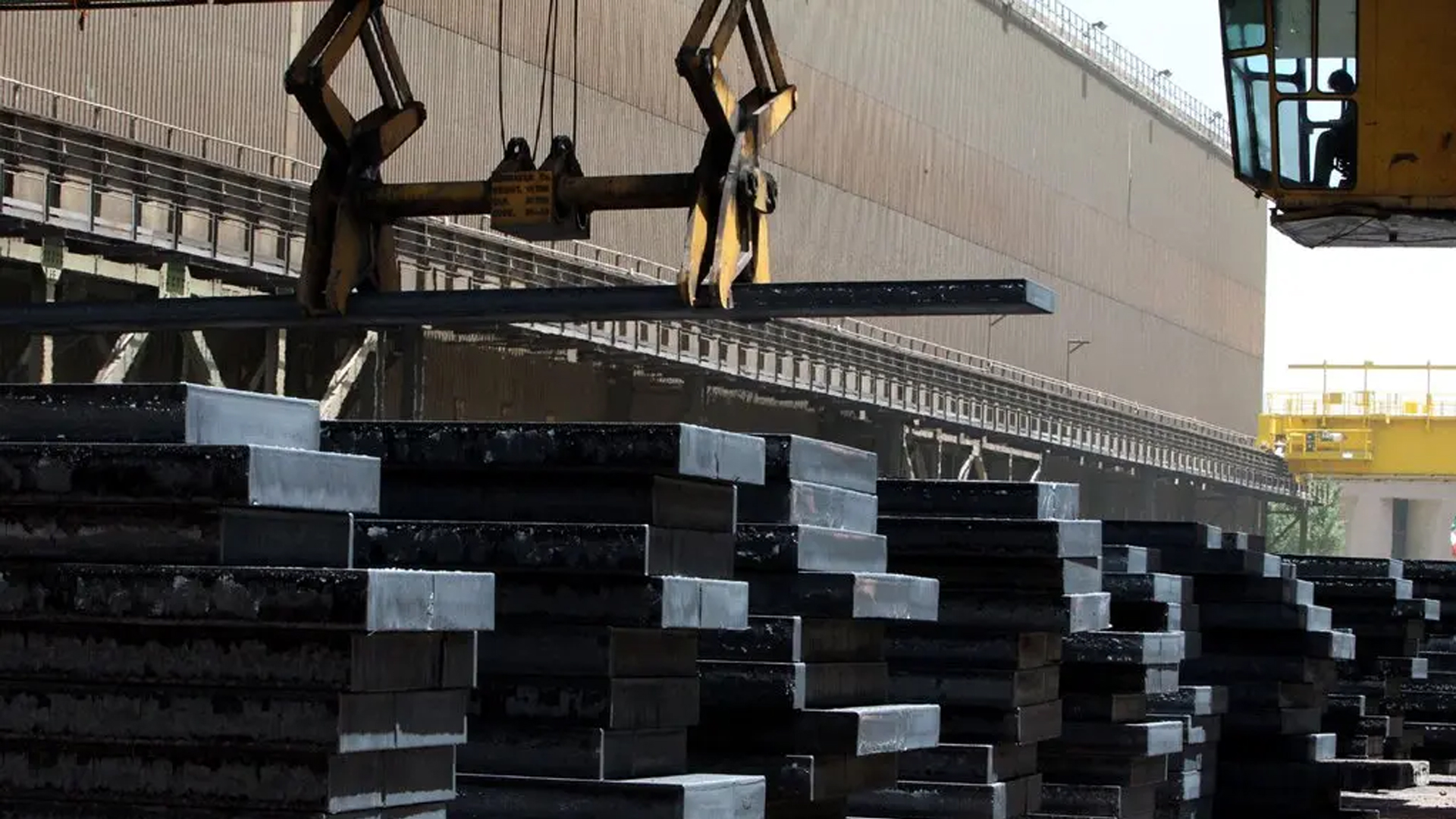 ইরানের দুই স্টিল কারখানায় যুক্তরাষ্ট্র-ইসরাইলের বিমান হামলা