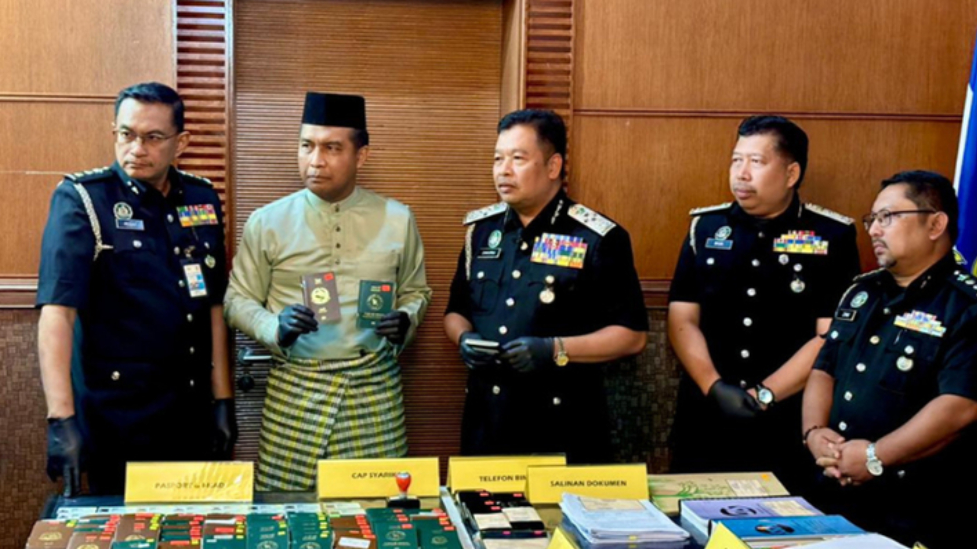 জালিয়াতি চক্রের বড় আস্তানায় মালয়েশিয়া অভিবাসন বিভাগের হানা