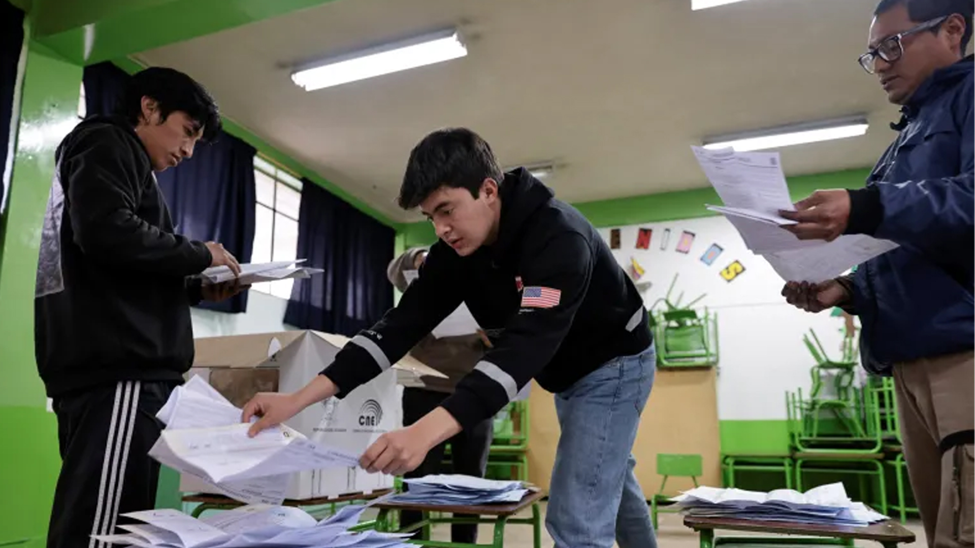 ইকুয়েডরে গণভোটে ‘না’ এগিয়ে, বড় ধাক্কা খেলেন প্রেসিডেন্ট নোবায়া