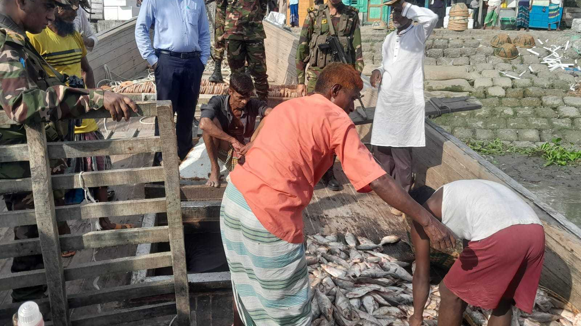 চাঁদপুরে সাড়ে ৩০০ কেজি পচা ইলিশ জব্দ, লাখ টাকা জরিমানা