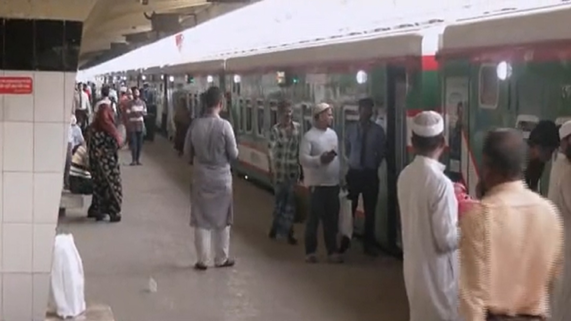 ঈদযাত্রা: কমলাপুর থেকে সময় মতো ছাড়ছে ট্রেন