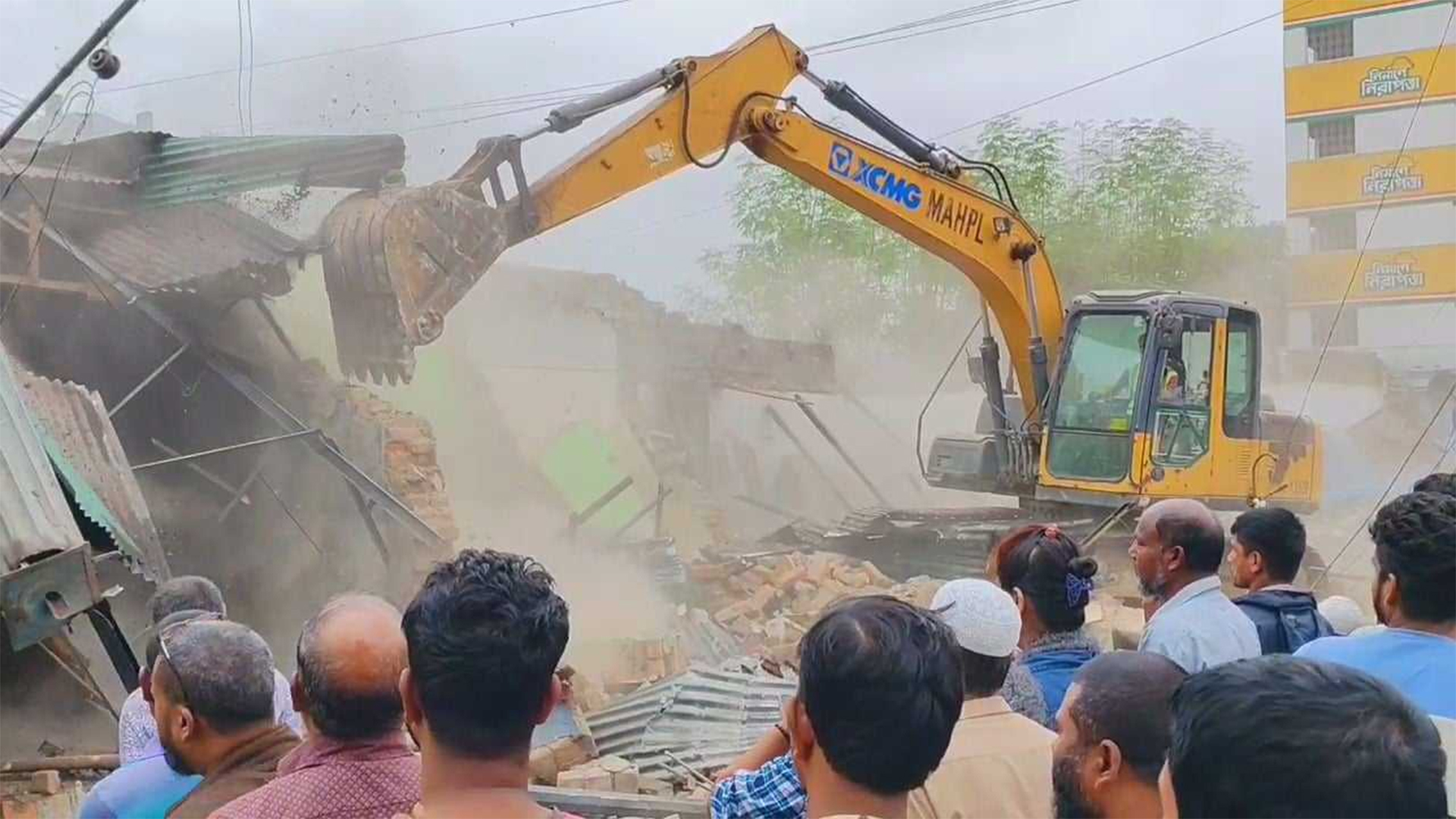 দিনাজপুরে সড়ক বিভাগের অভিযান ৫০০ বাড়ি ও ব্যবসা প্রতিষ্ঠান উচ্ছেদ