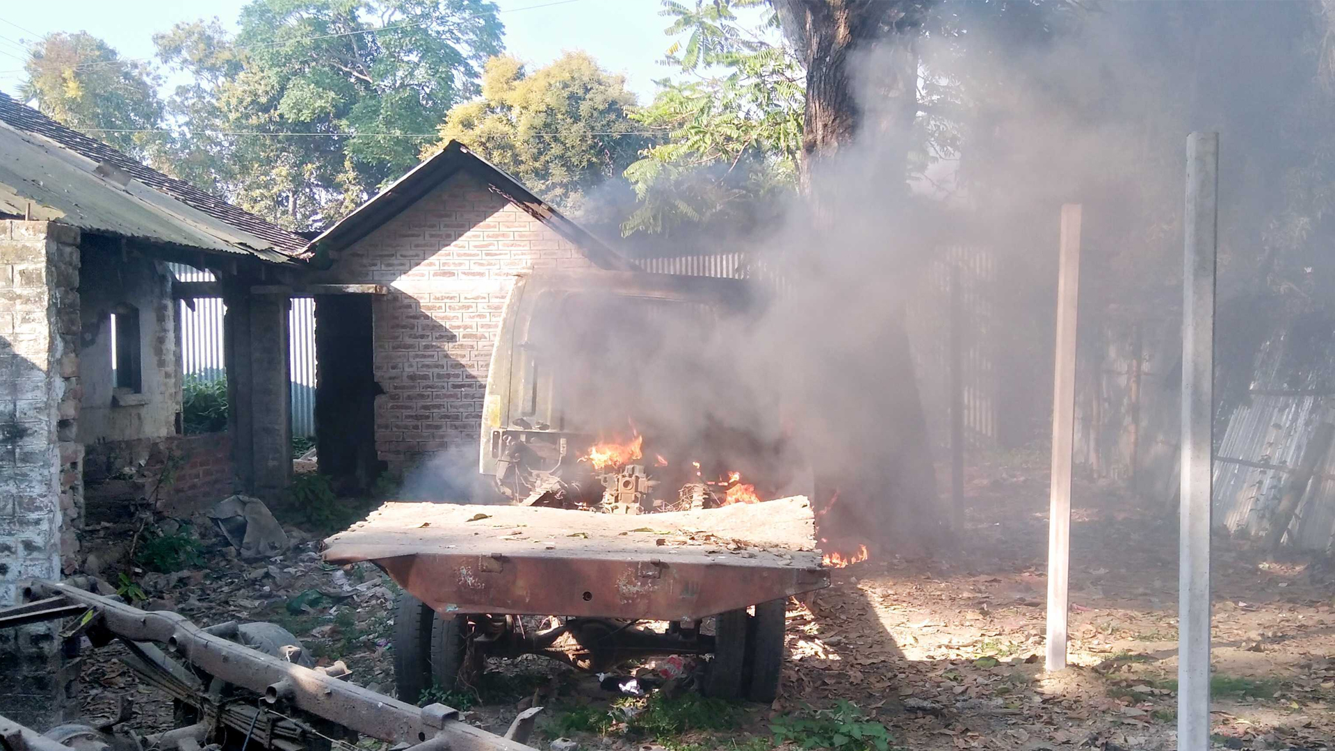 ব্রাহ্মণবাড়িয়ায় পৌরসভার পরিত্যক্ত গাড়িতে আগুন