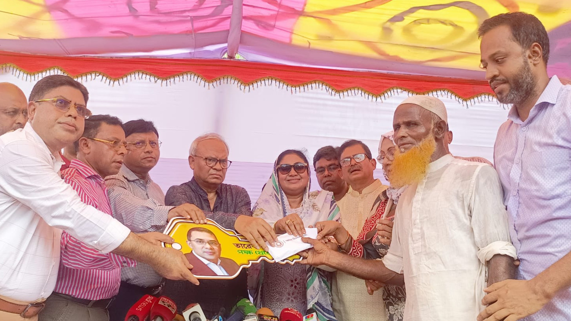 ৩০ বছর ঘানি টানা প্রবীণ দম্পতির পাশে তারেক রহমান