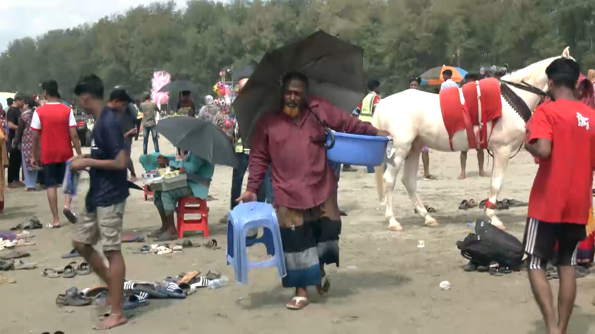 মিনিটের মধ্যেই ২০ জনেরও বেশি হকার, সৈকত পাড়ে অতিষ্ঠ পর্যটকরা