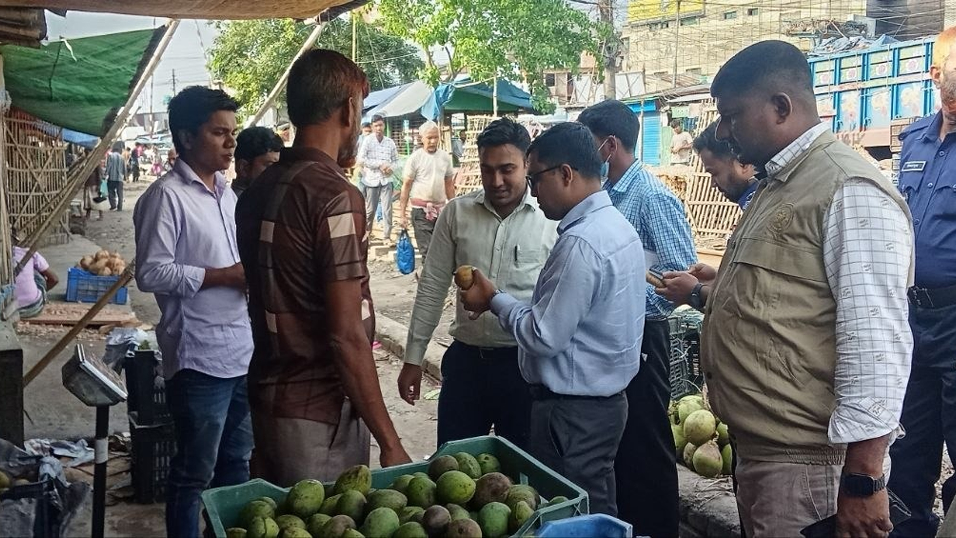 অপরিপক্ব আম বিক্রির দায়ে ব্যবসায়ীকে লাখ টাকা জরিমানা