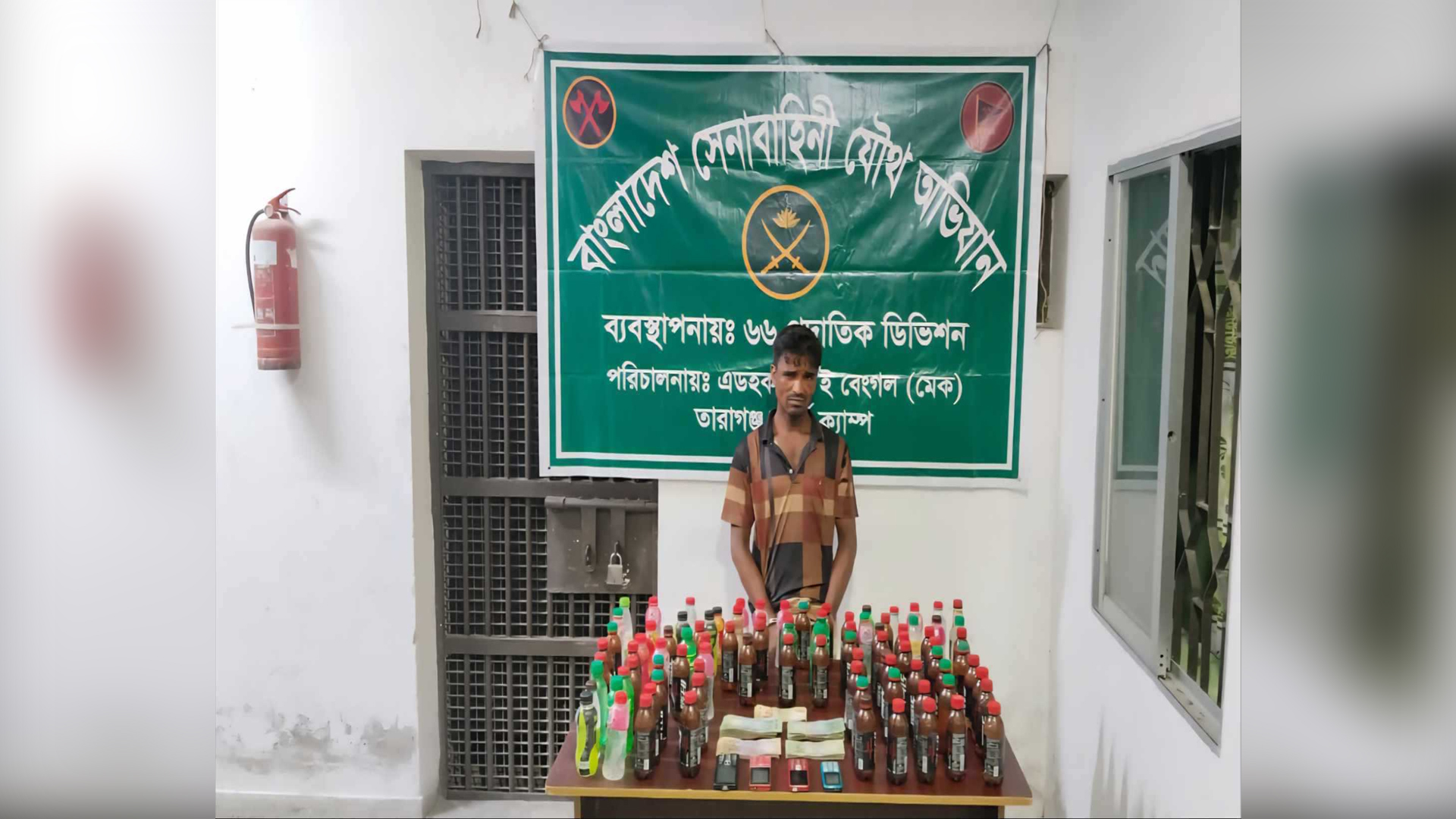 বদরগঞ্জে সেনা অভিযানে মদসহ মাদক কারবারি গ্রেফতার