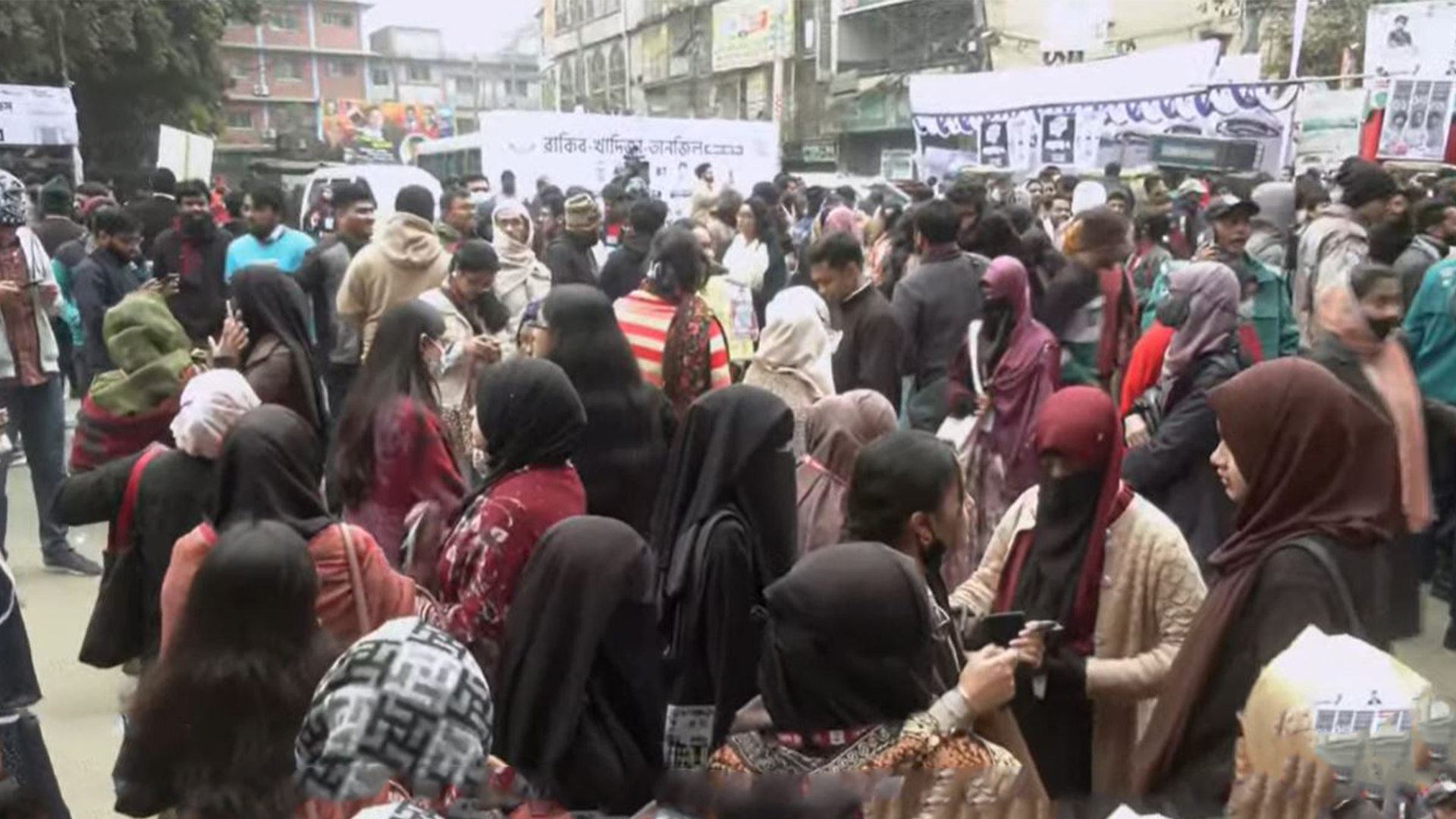 প্রথমবার ভোট দিতে পেরে উচ্ছ্বসিত জবি শিক্ষার্থীরা